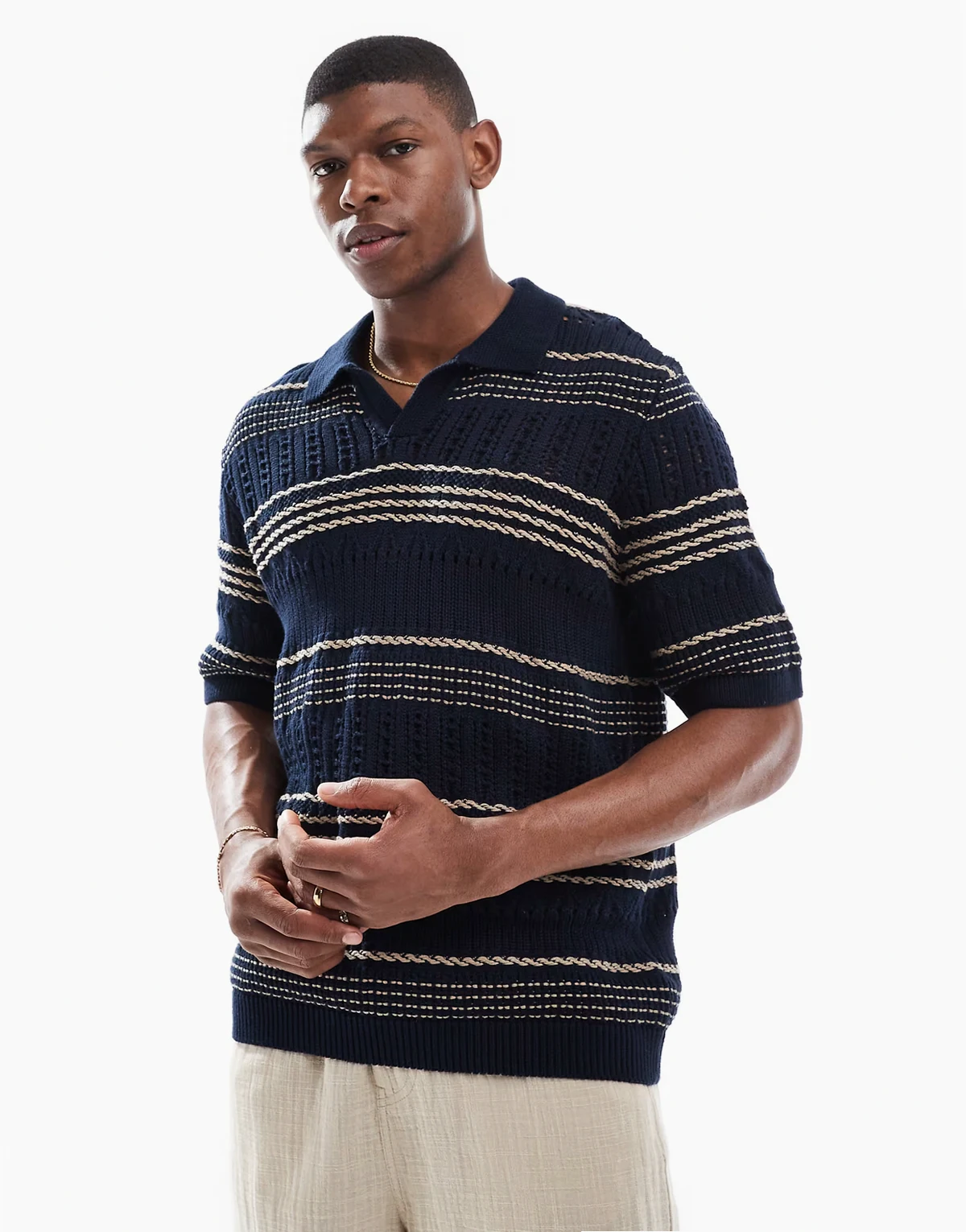 – Granatowa luźna koszulka polo z ażurowej dzianiny w paski