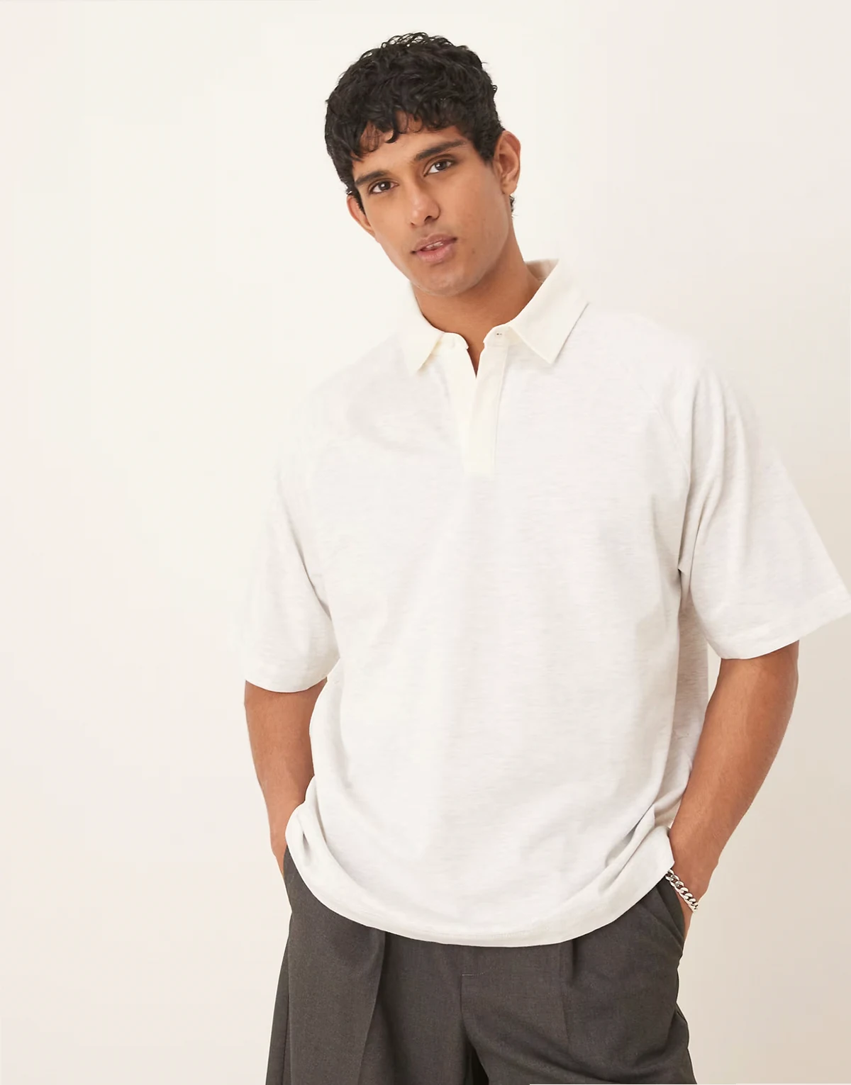 – Jasnobeżowa melanżowa koszulka polo oversize