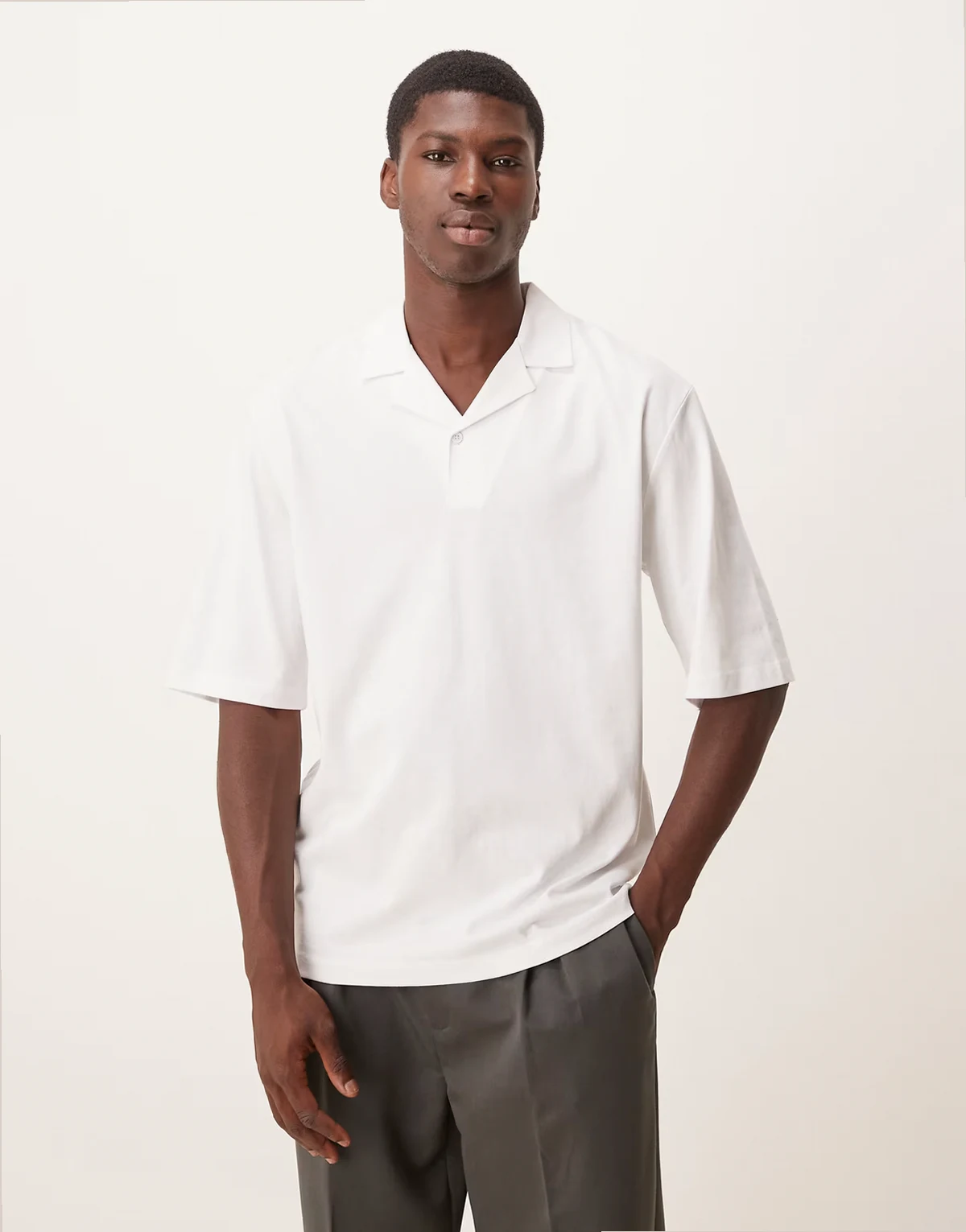 – Biała luźna koszulka polo z kołnierzykiem kubańskim