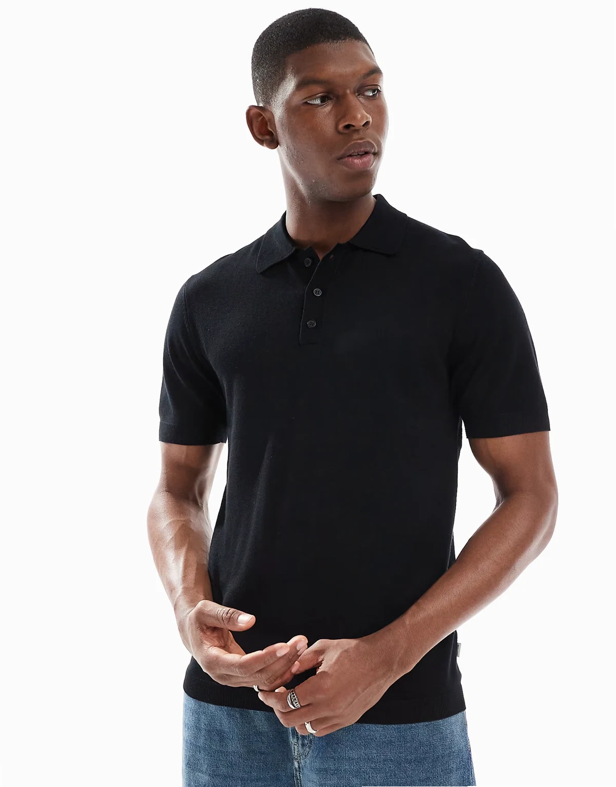 – Czarna koszulka polo z dzianiny