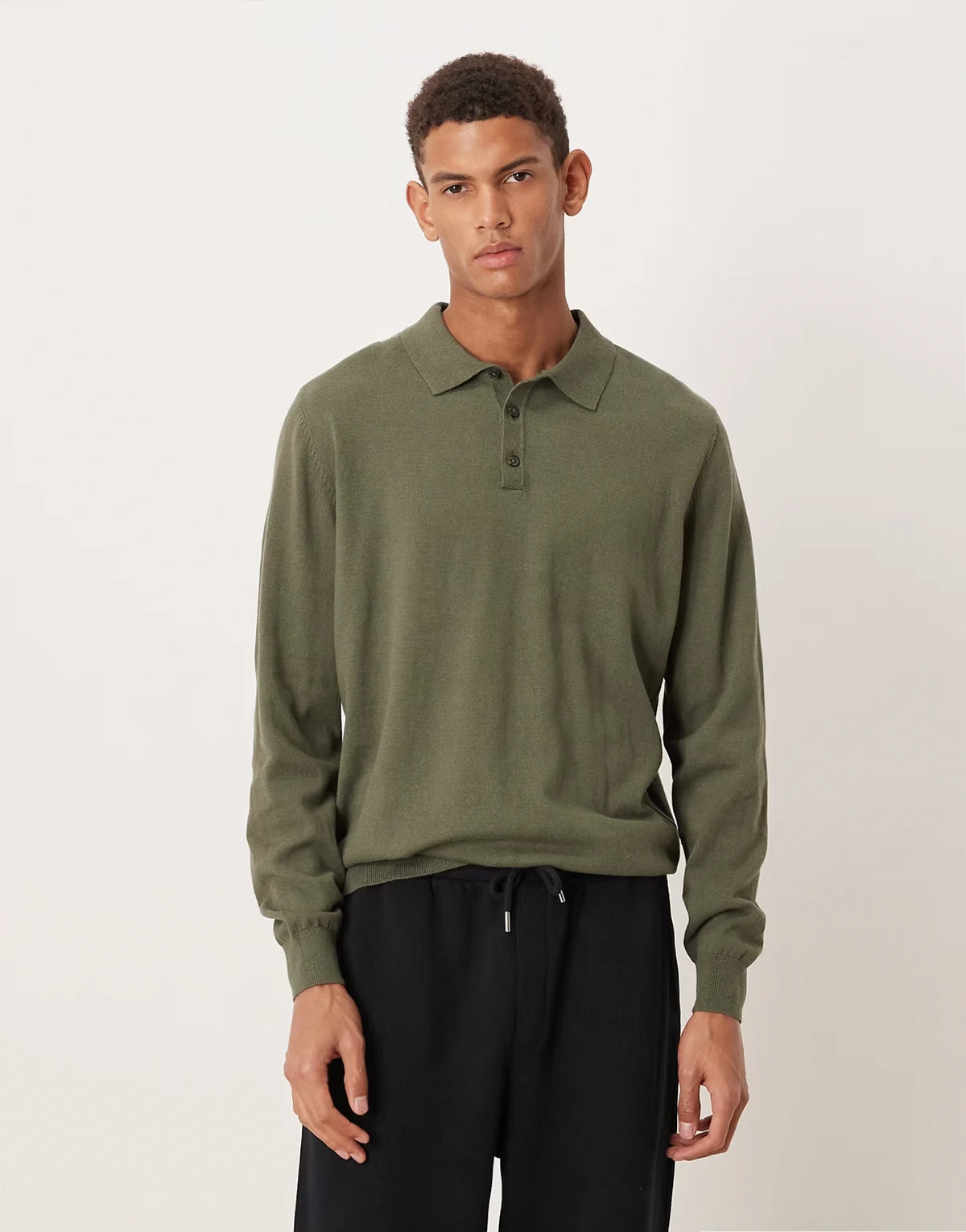 – Dzianinowa koszulka polo o luźnym kroju z długim rękawem w kolorze khaki
