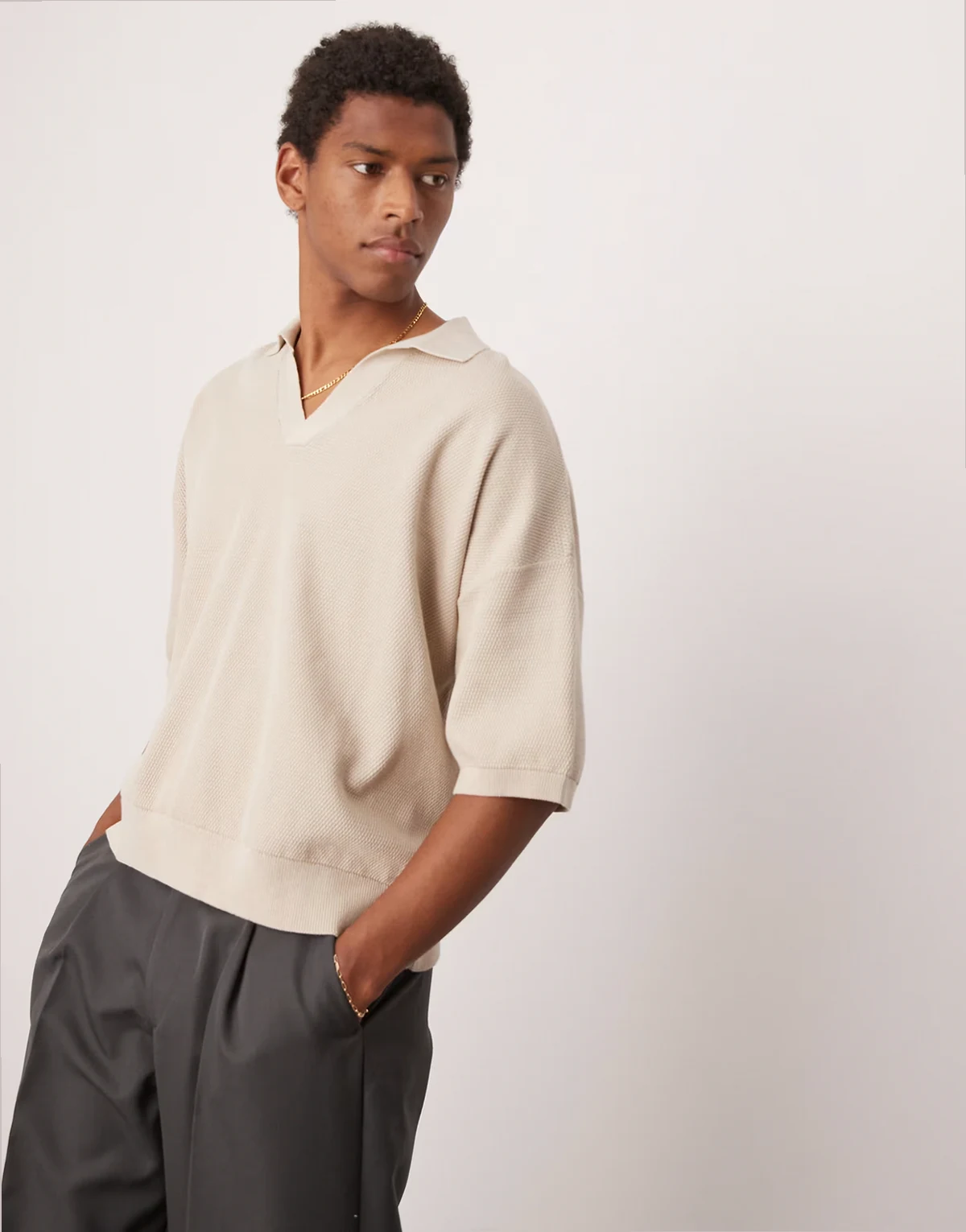 – Dzianinowa koszulka polo oversize z wycięciem w dekolcie w kolorze ecru