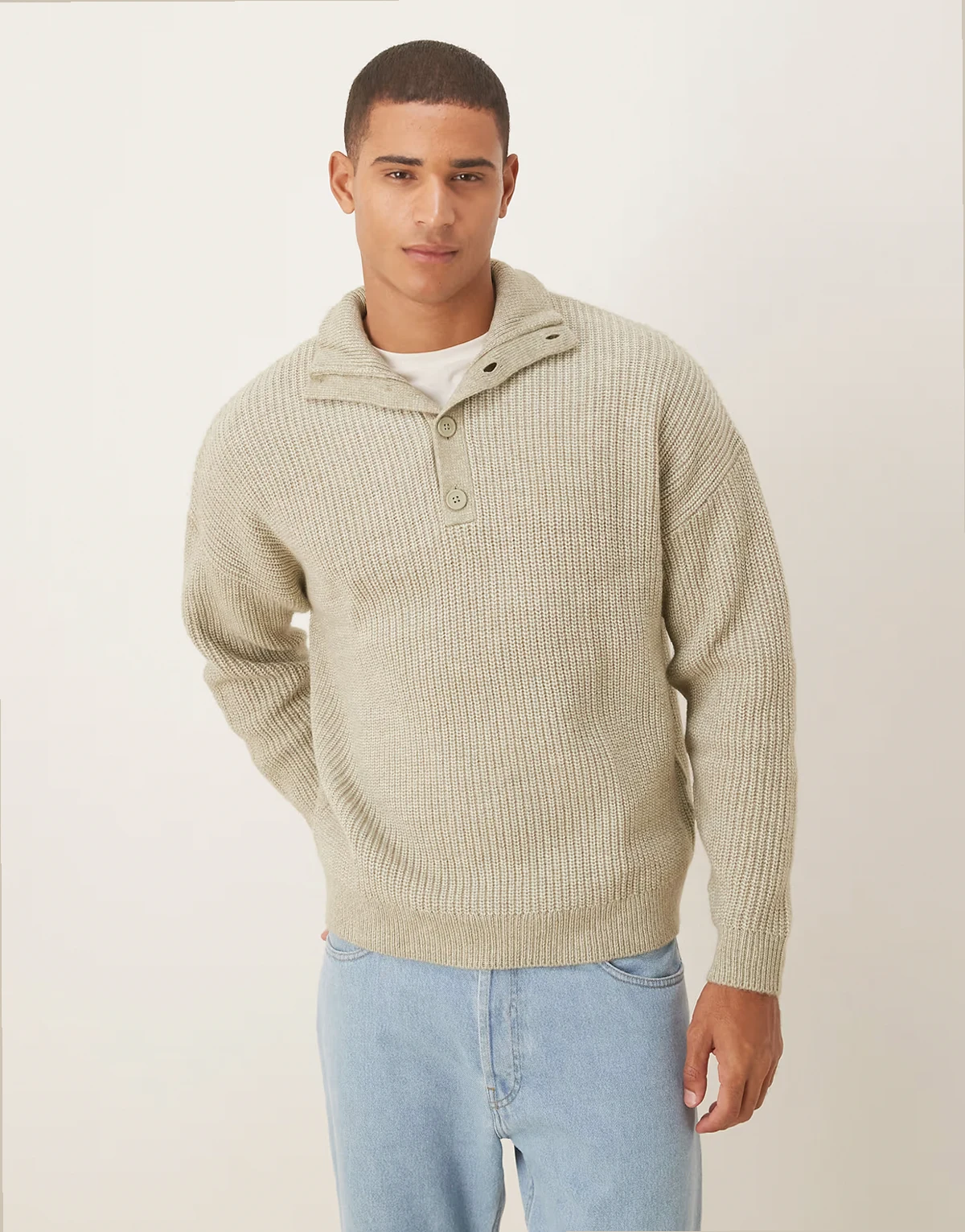 – Szałwiowozielony dzianinowy sweter o luźnym kroju z zapięciem na guziki