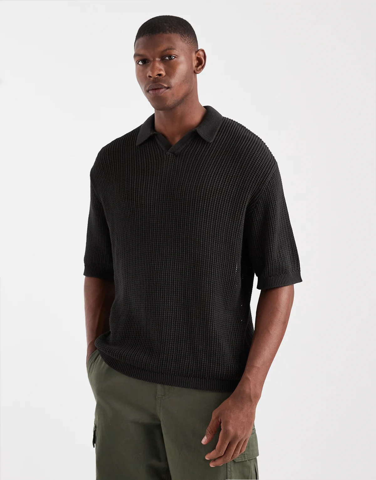 – Czarna pudełkowa koszulka polo z dzianiny