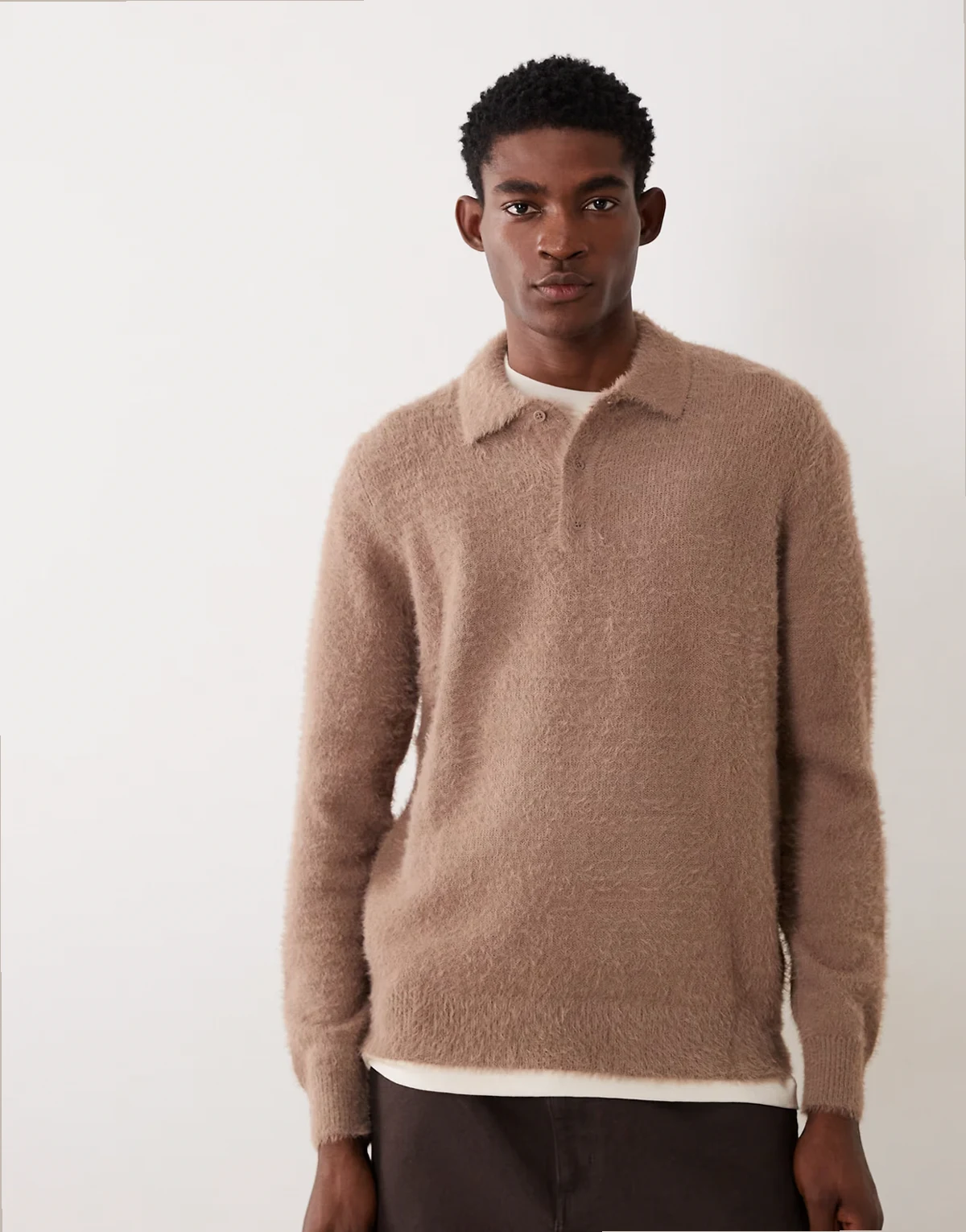 – Brązowy sweter polo z puszystej dzianiny