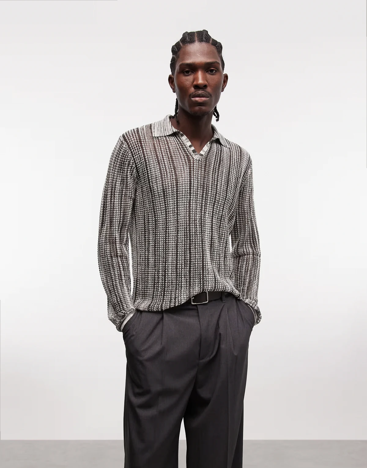 – Kolorowa dzianinowa koszulka polo z długimi rękawami i wycięciem w dekolcie