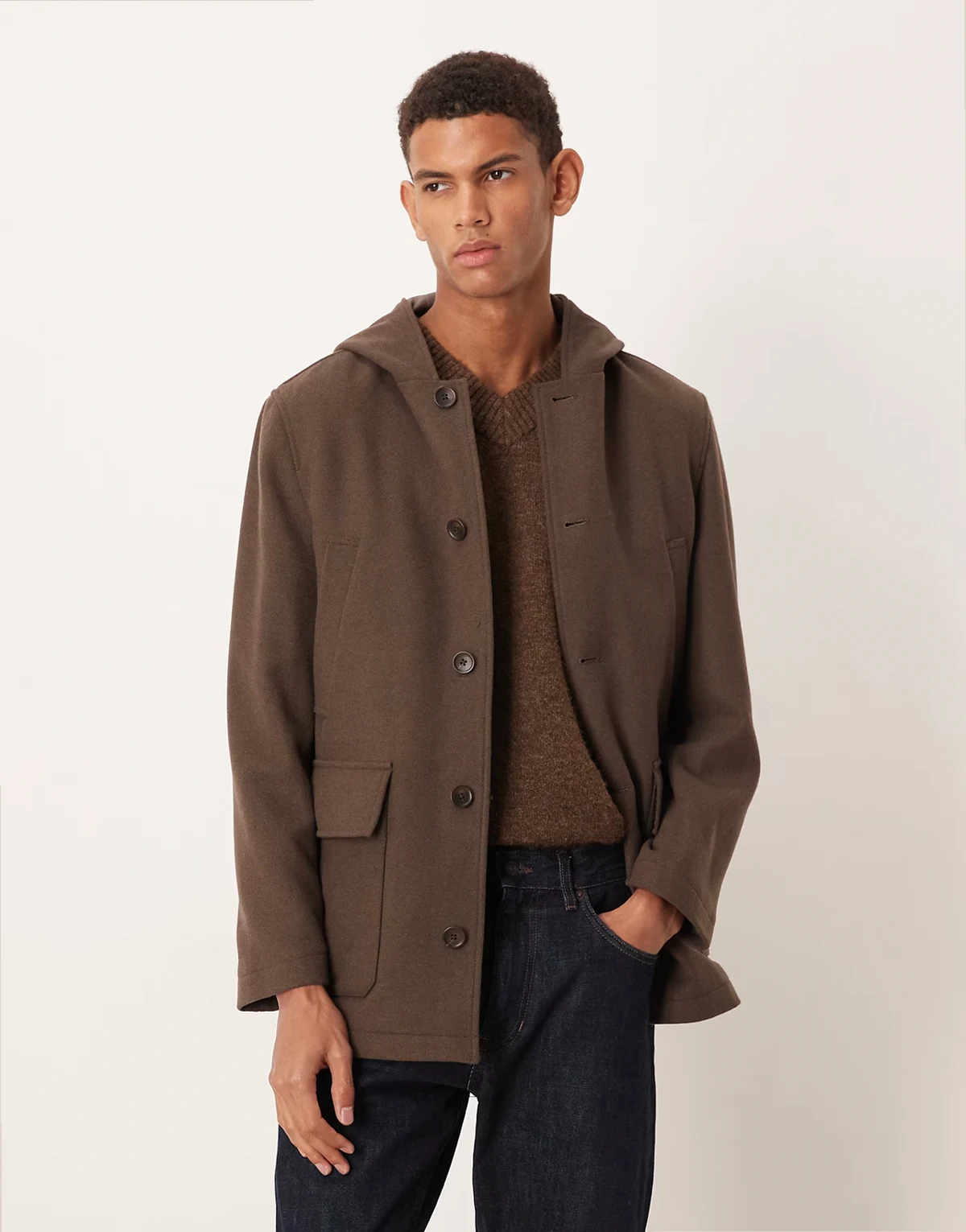 – Angerauter Mantel in Braun mit Kapuze und Taschen