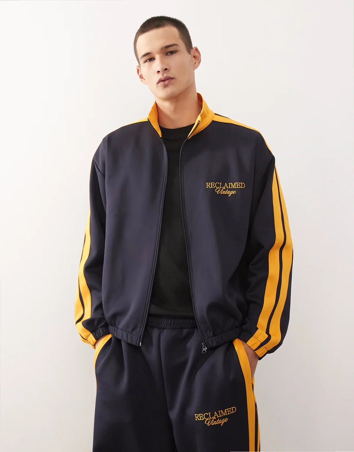 – Trainingsjacke in Marineblau mit Seitenstreifen, Kombiteil