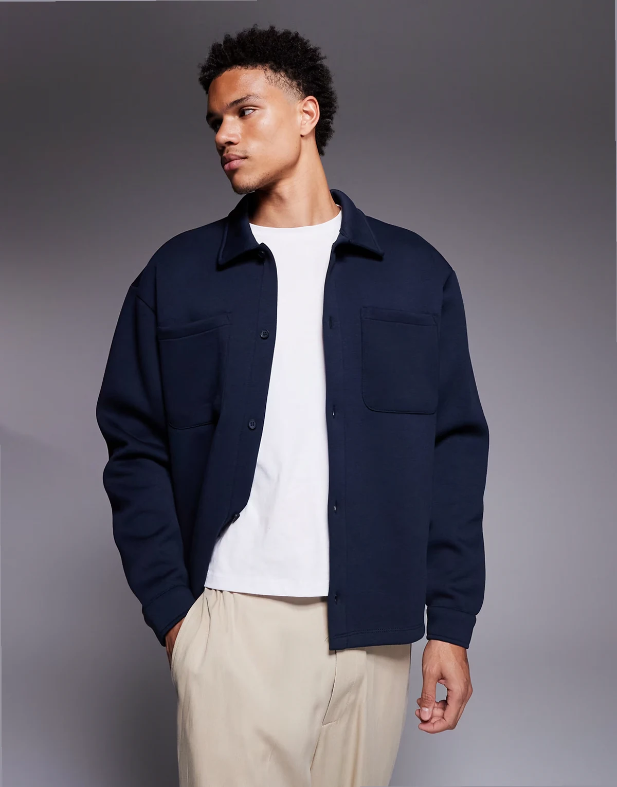 – Oversize-Hemdjacke aus schwerem, neoprenartigem Material in Marineblau