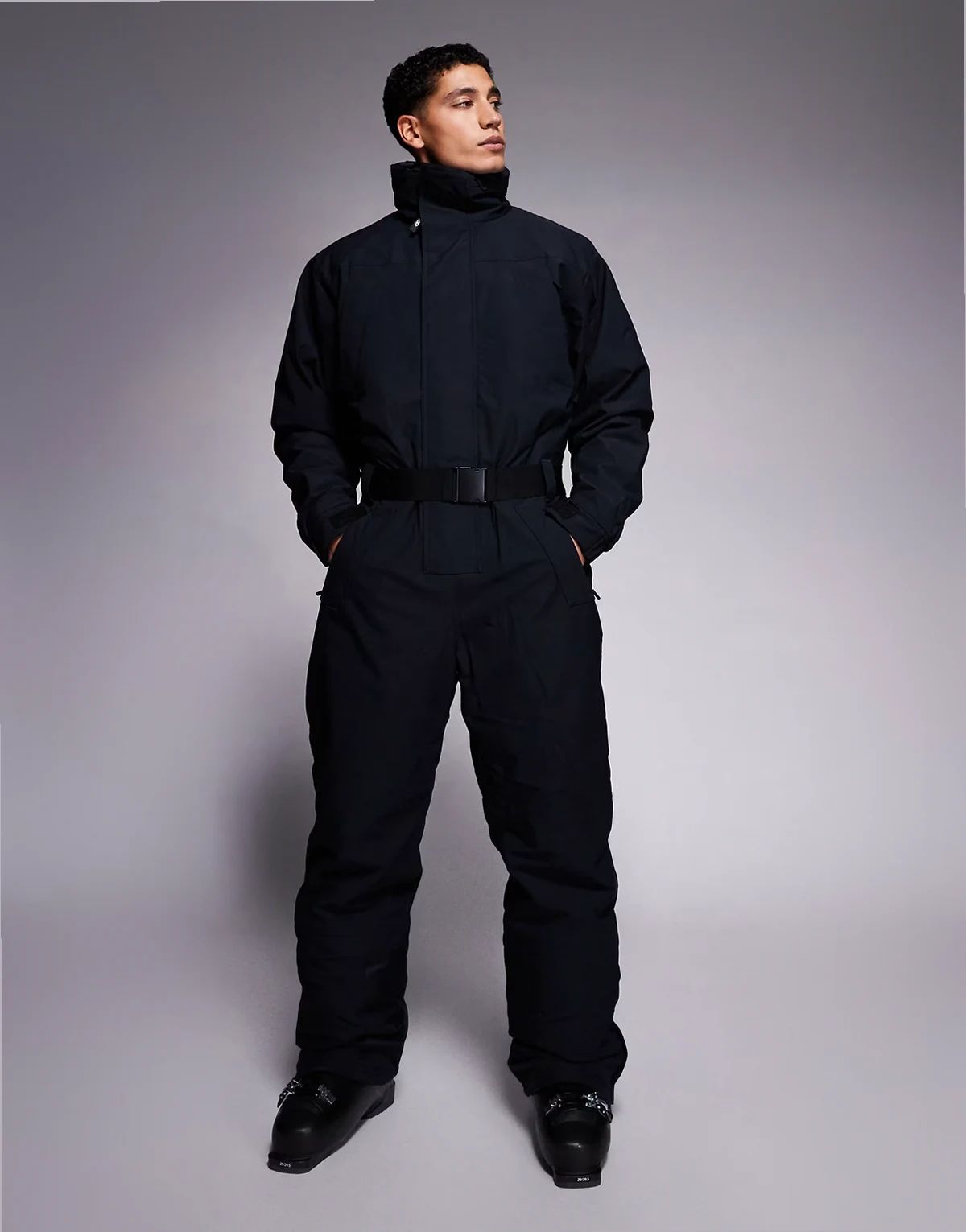 ASOS 4505 Ski – Czarny wodoodporny kombinezon narciarski o prostym kroju z paskiem