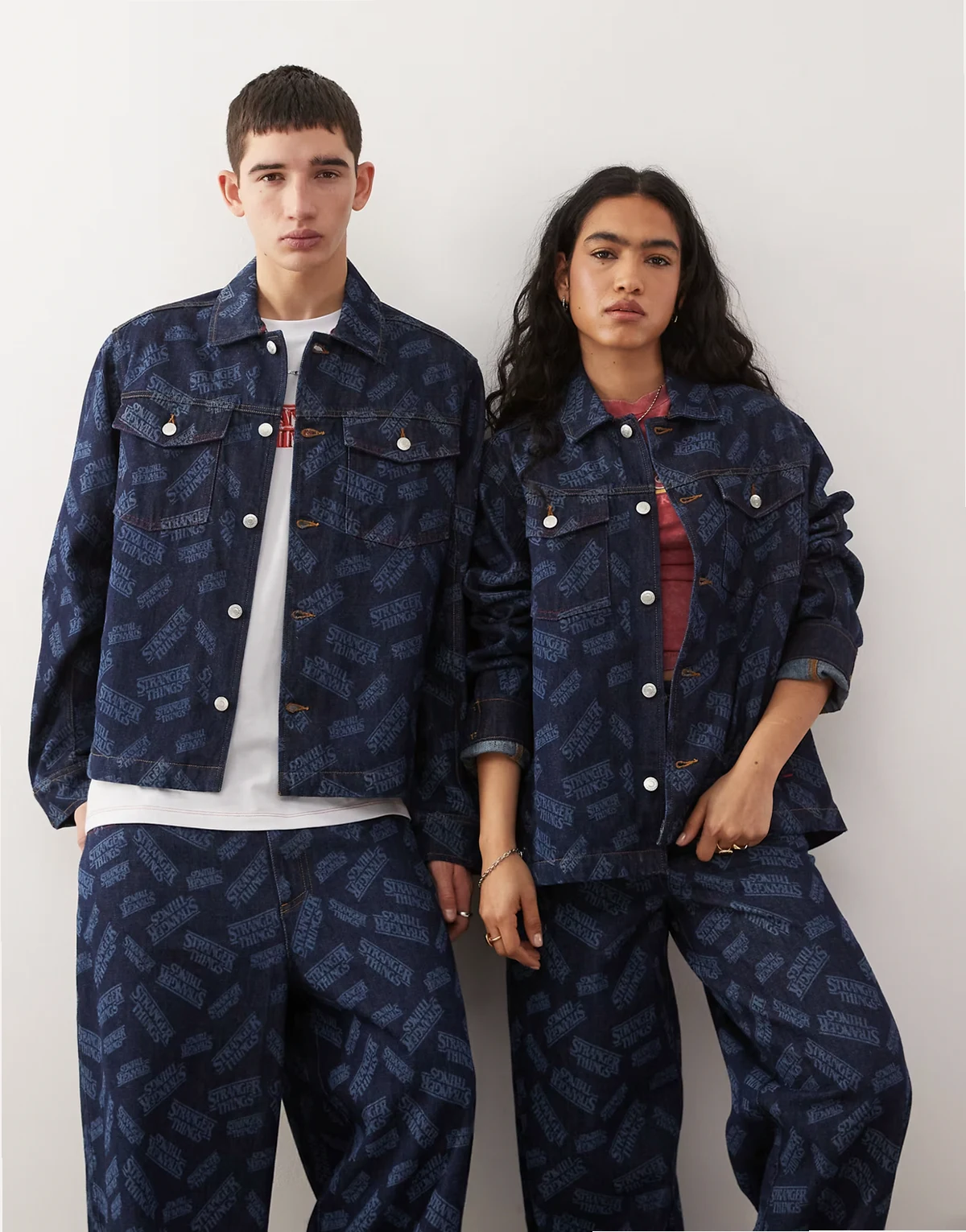 x Stranger Things – Unisex-Jeansjacke in Mittelblau mit Laserprint-Logo