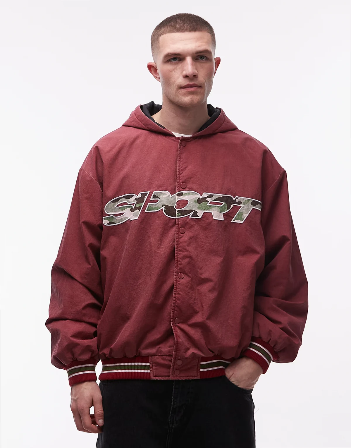 – Bordowa ocieplana kurtka bomberka w stylu uczelnianym z haftowanym wzorem