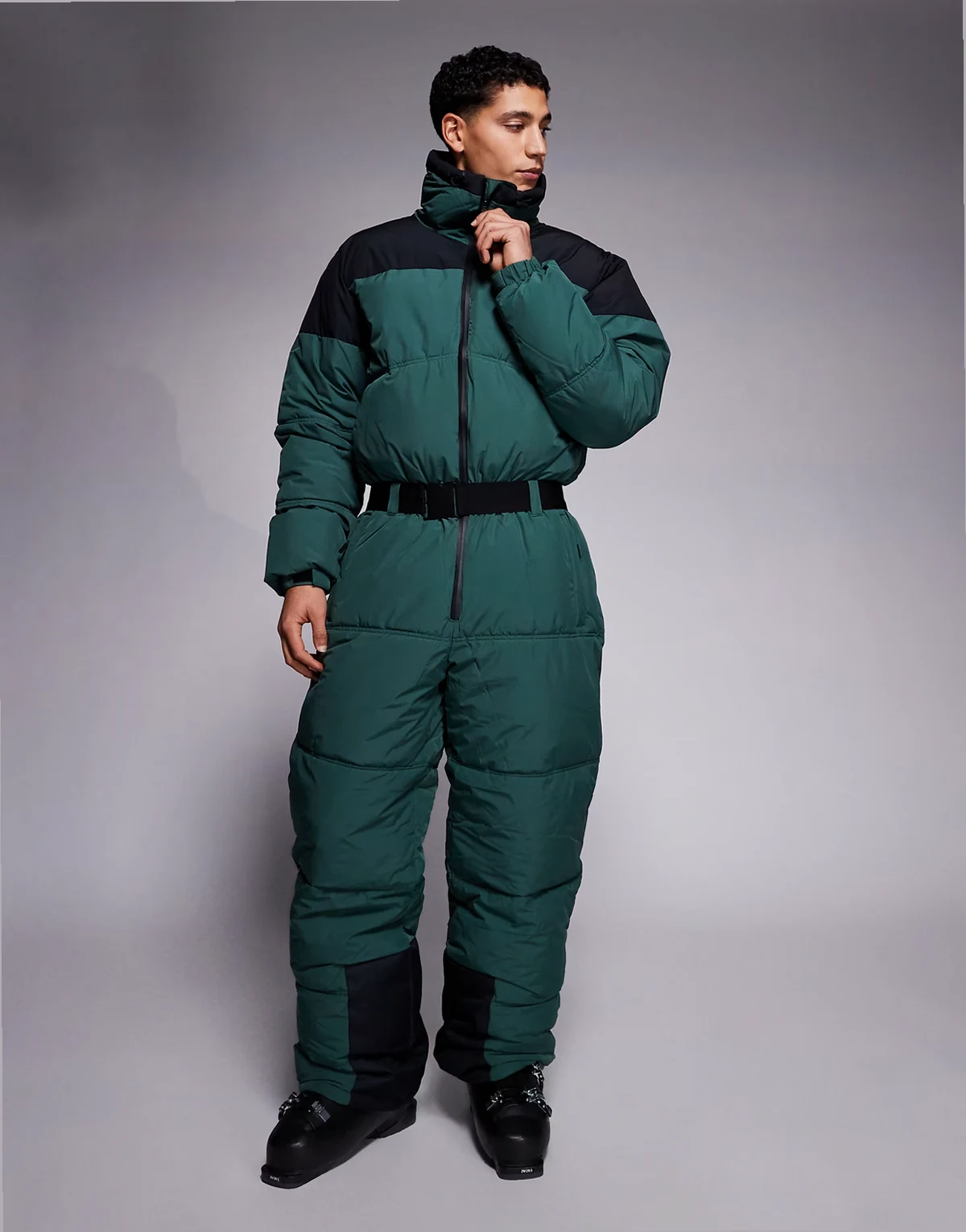 ASOS 4505 – Ski – Wasserabweisender, isolierter Skianzug in Schwarz und Grün mit Steppmuster