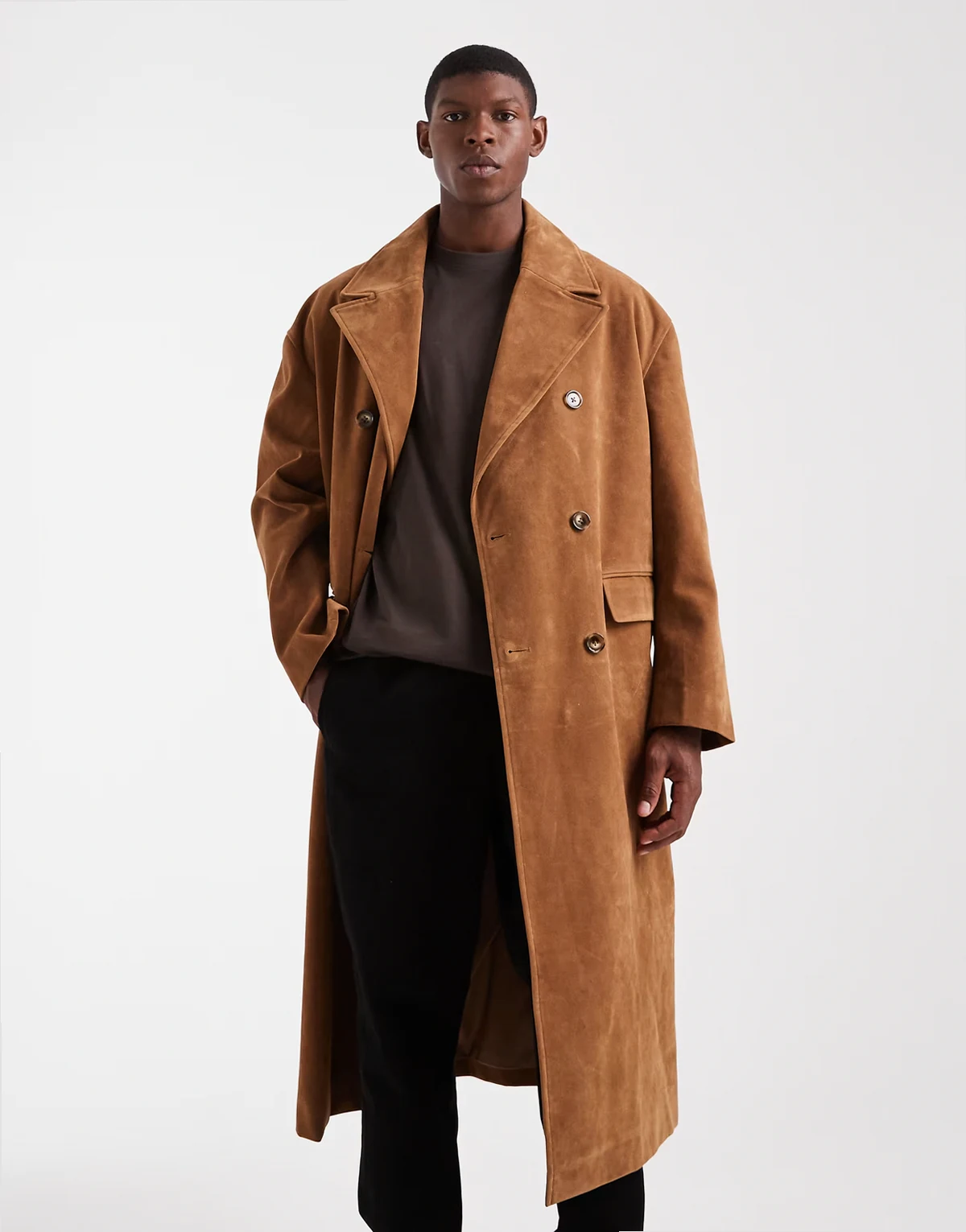 – Brązowy płaszcz z imitacji zamszu