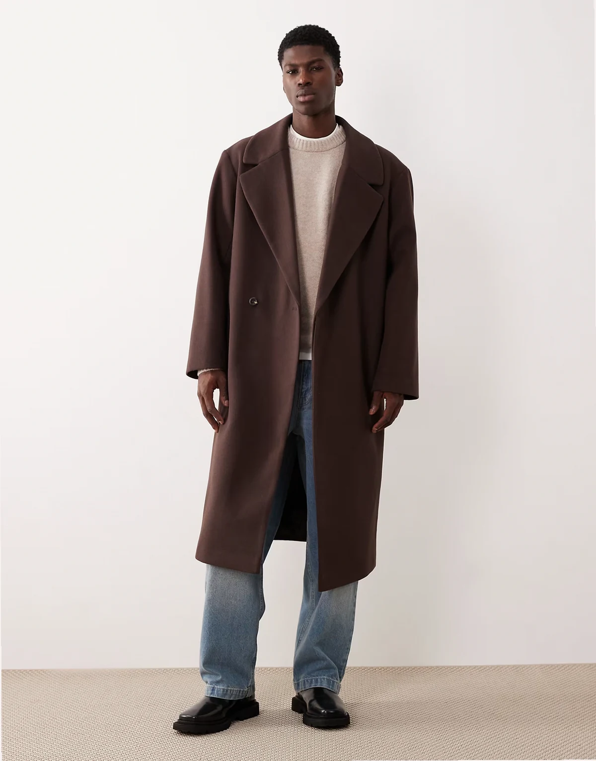 – Ciemnobrązowy płaszcz o wydłużonym fasonie z imitacji wełny