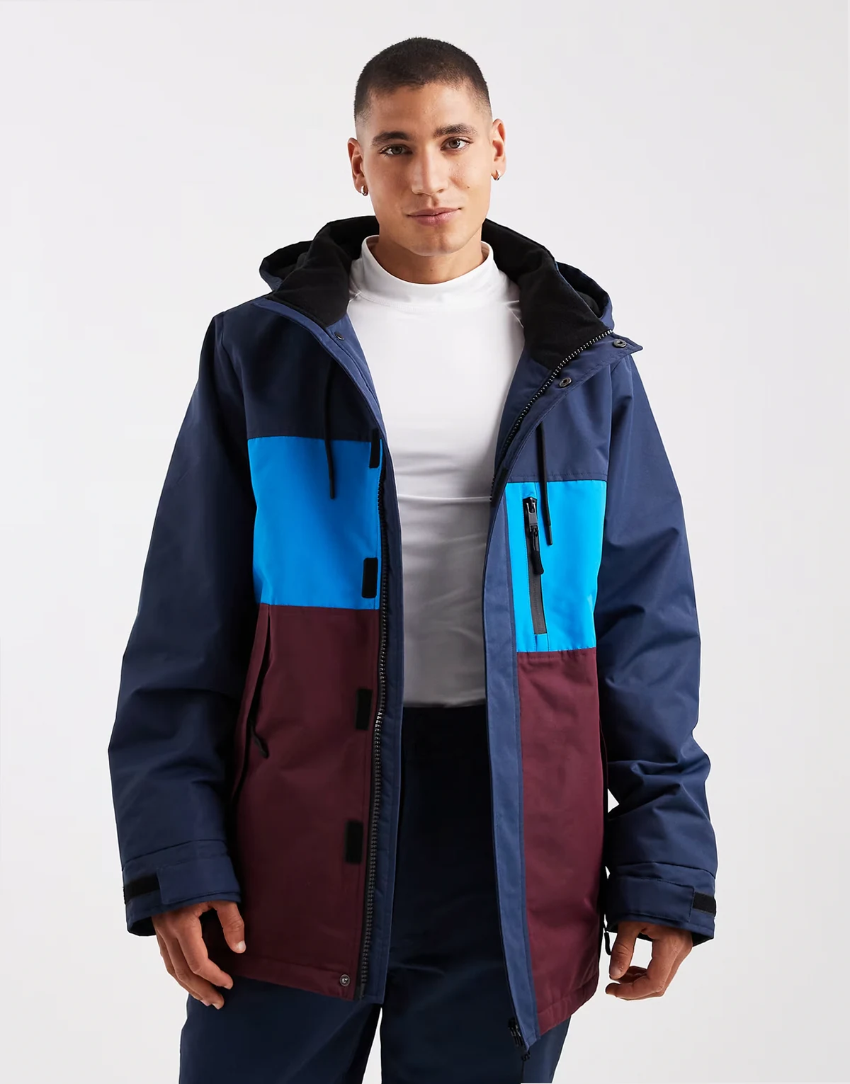 – Skijacke in Marineblau und Burgunderrot mit Reißverschluss und Kapuze