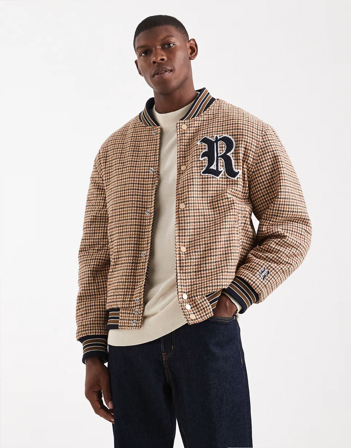 – Brązowa pudełkowa kurtka w kratkę w uczelnianym stylu