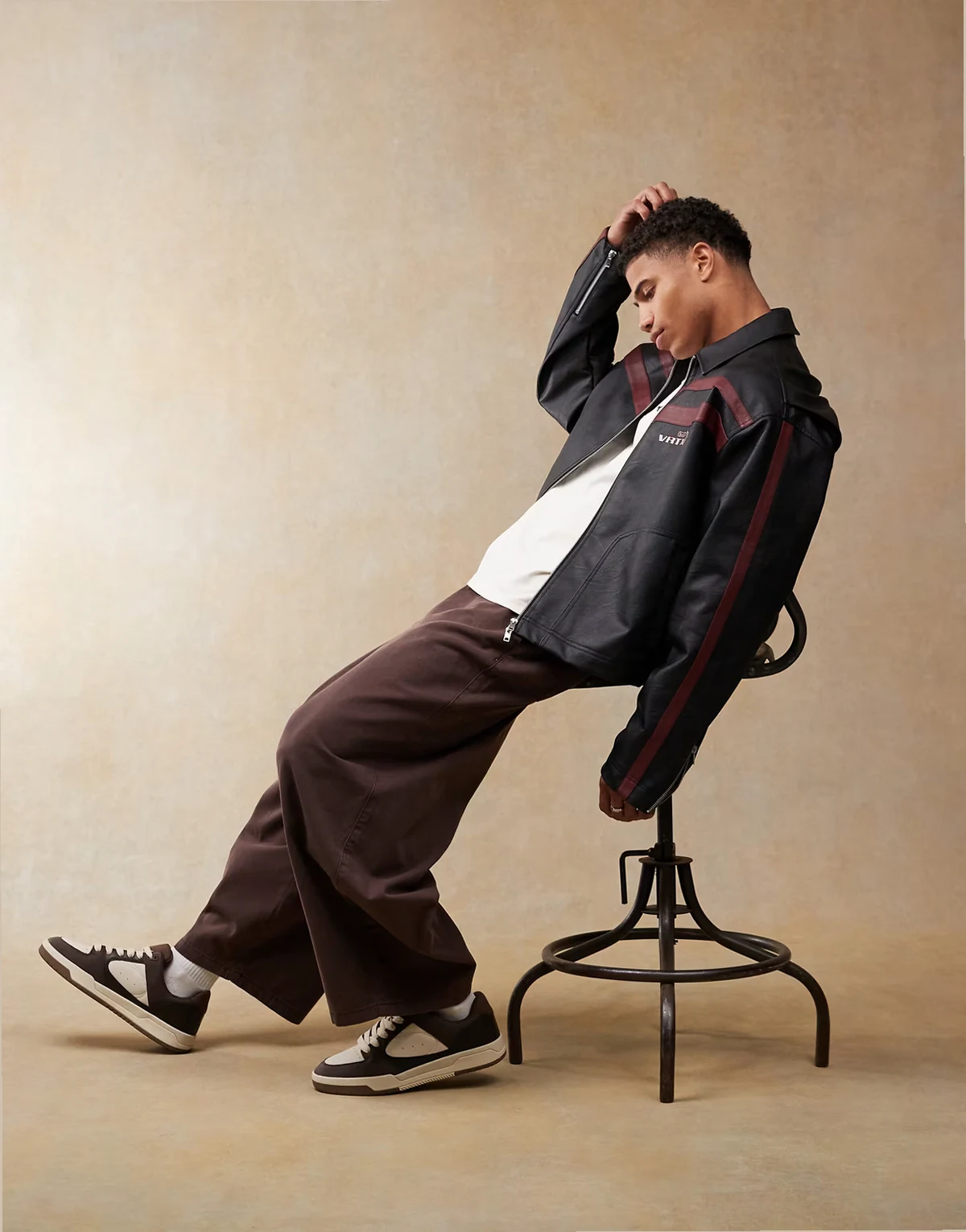 – Kastige Motocross-Jacke aus Kunstleder in Schwarz mit burgunderroten Streifen und Oversize-Schnitt