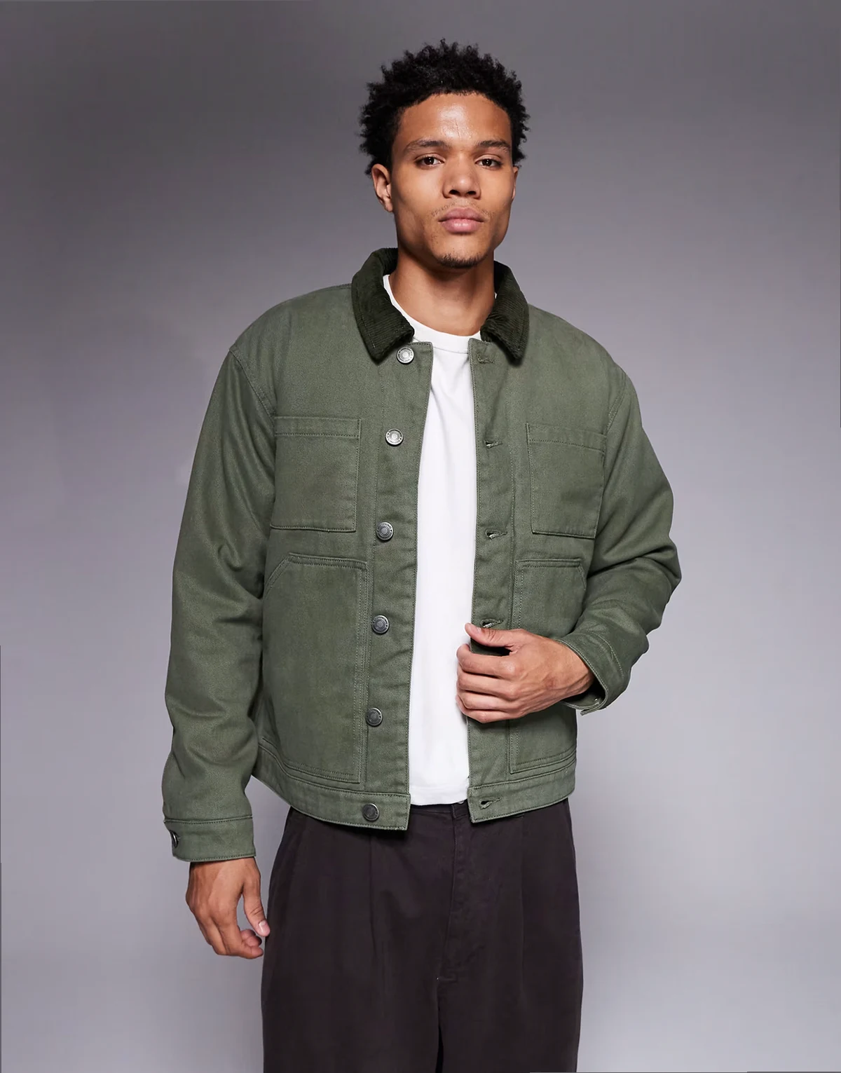 – Trucker-Jacke in Salbeigrün mit Kontrastkragen