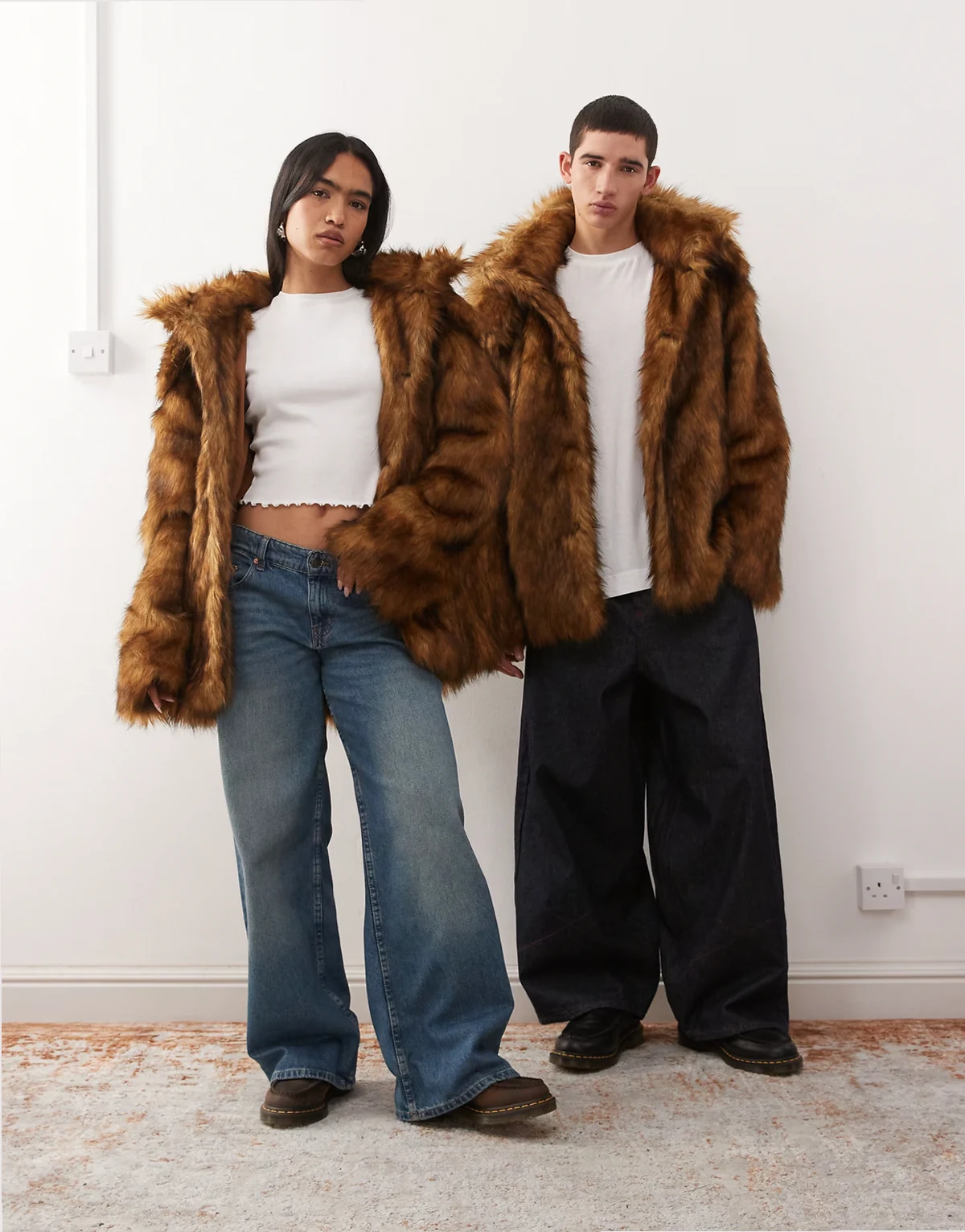 Unisex – Brązowa kurtka oversize z kapturem ze sztucznego futra