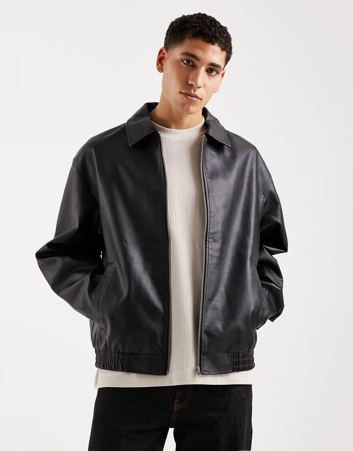 – Czarna kurtka bomberka z imitacji skóry