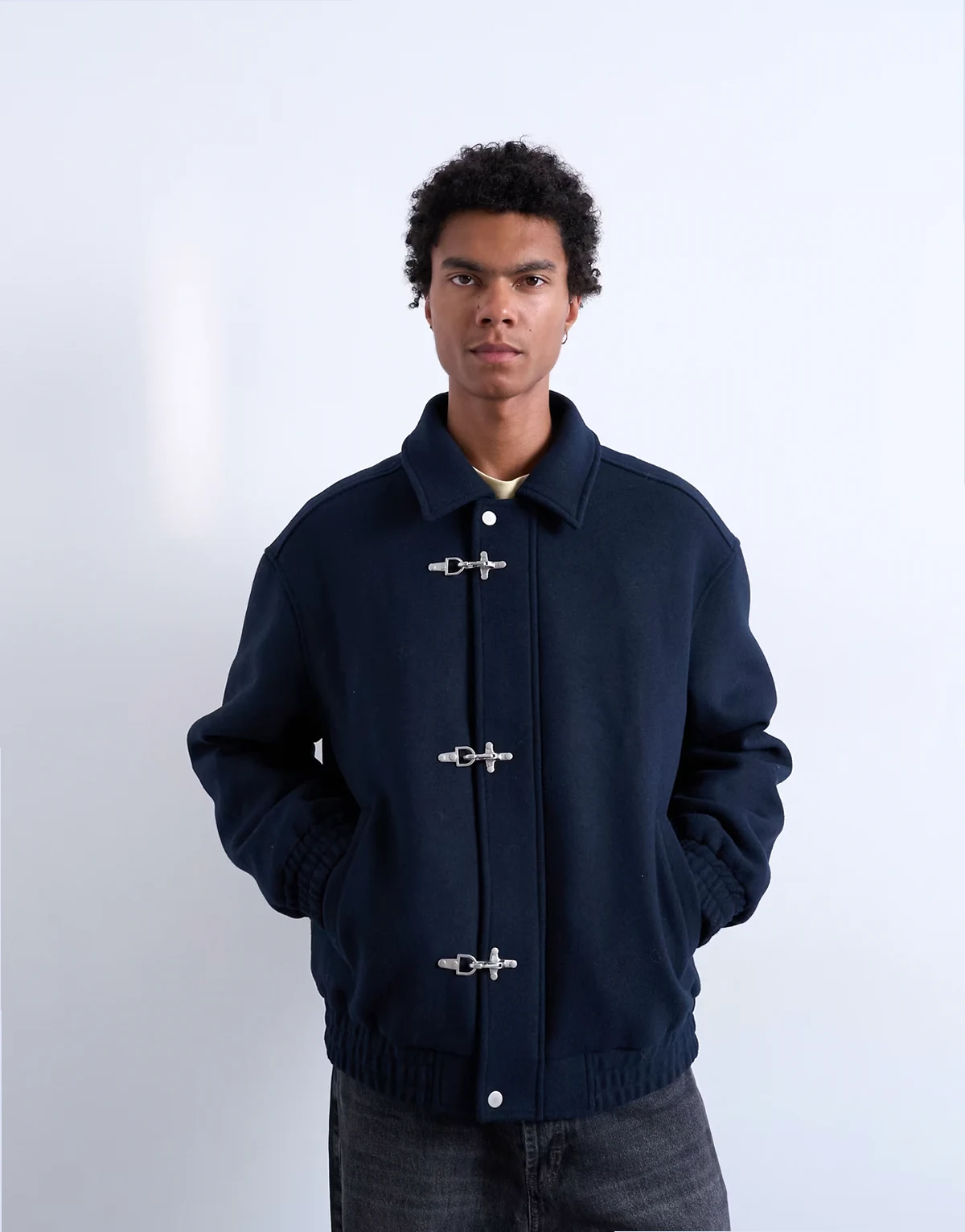 – Granatowa kurtka z domieszką wełny z zapięciem na klipsy i klamry