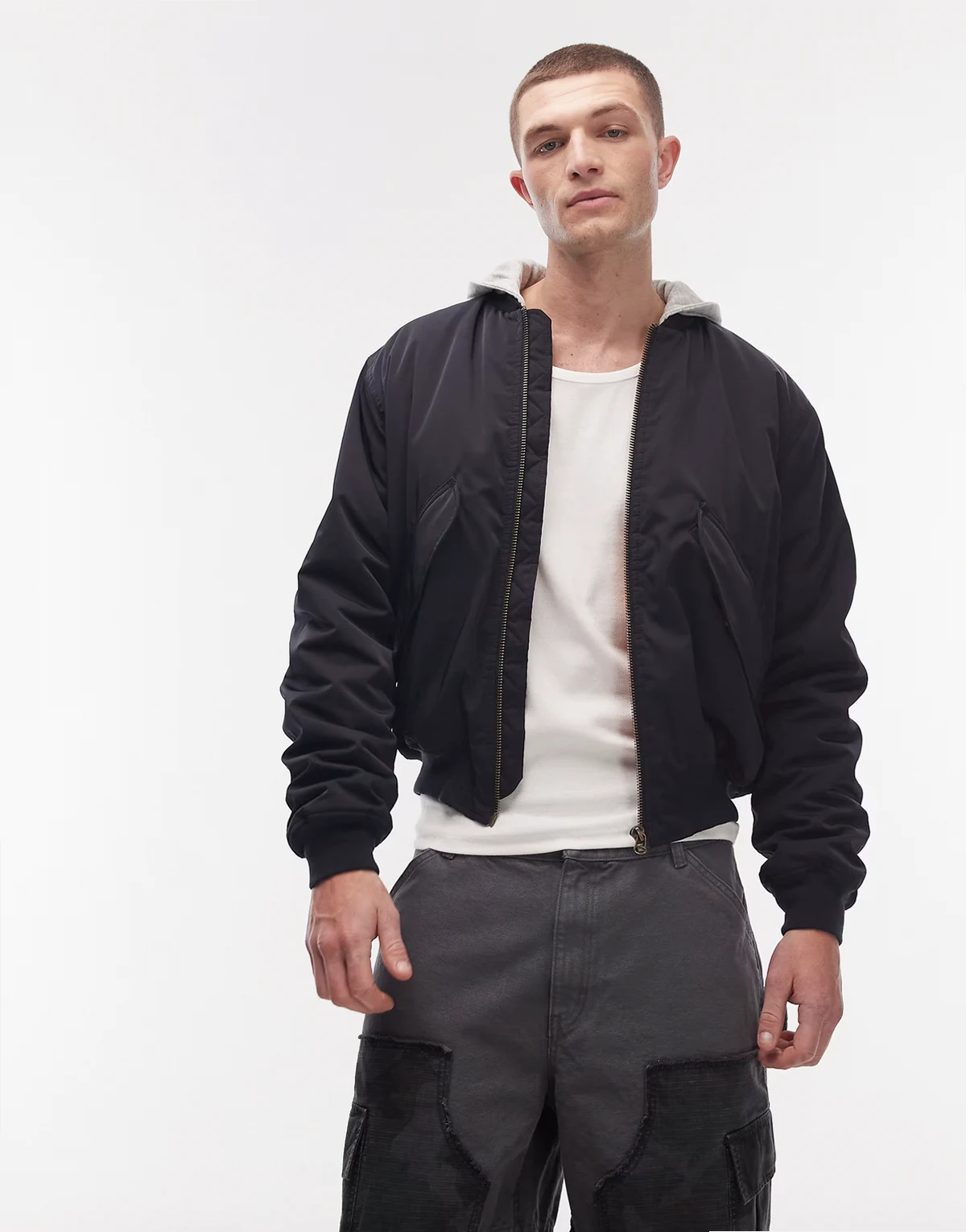 – Ciemnogranatowa kurtka bomberka z dżersejowym kapturem i kontrastowymi wstawkami na rękawach we wzór moro