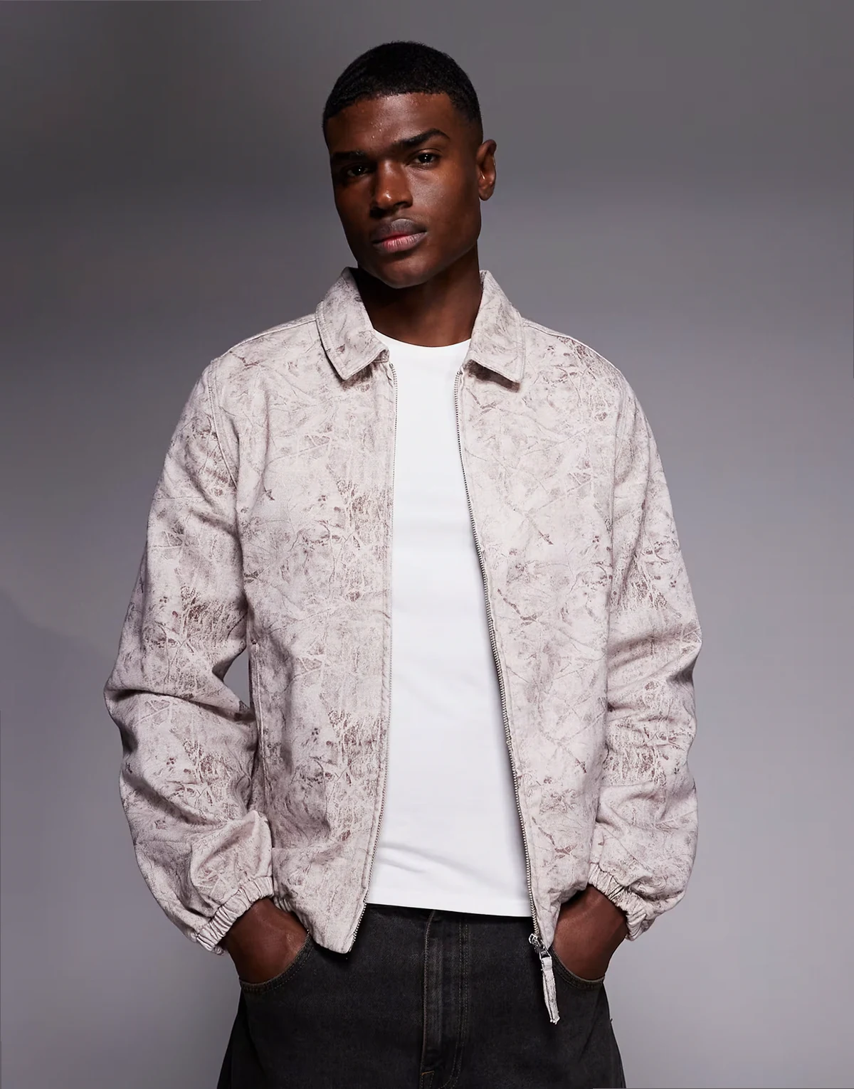 – Kurtka bomberka o regularnym kroju z nadrukiem na całej powierzchni