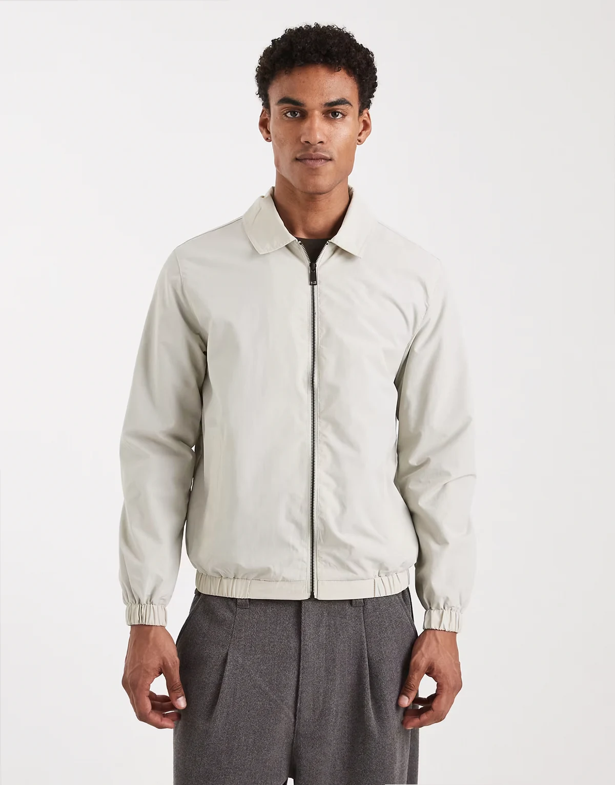 – Kamiennobeżowa kurtka bomberka