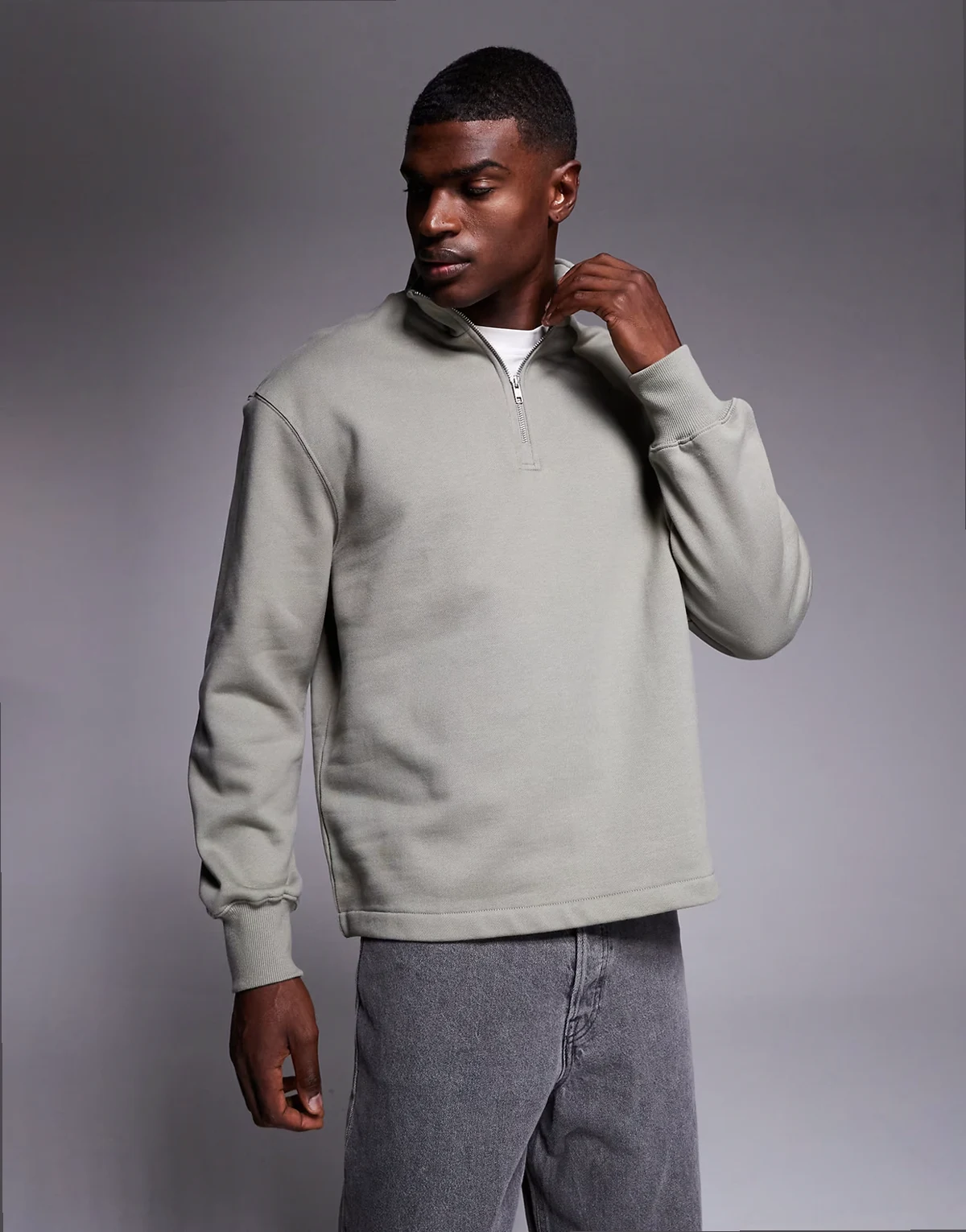 – Schweres Oversize-Sweatshirt in Khaki mit kurzem Reißverschluss und fixiertem Saum