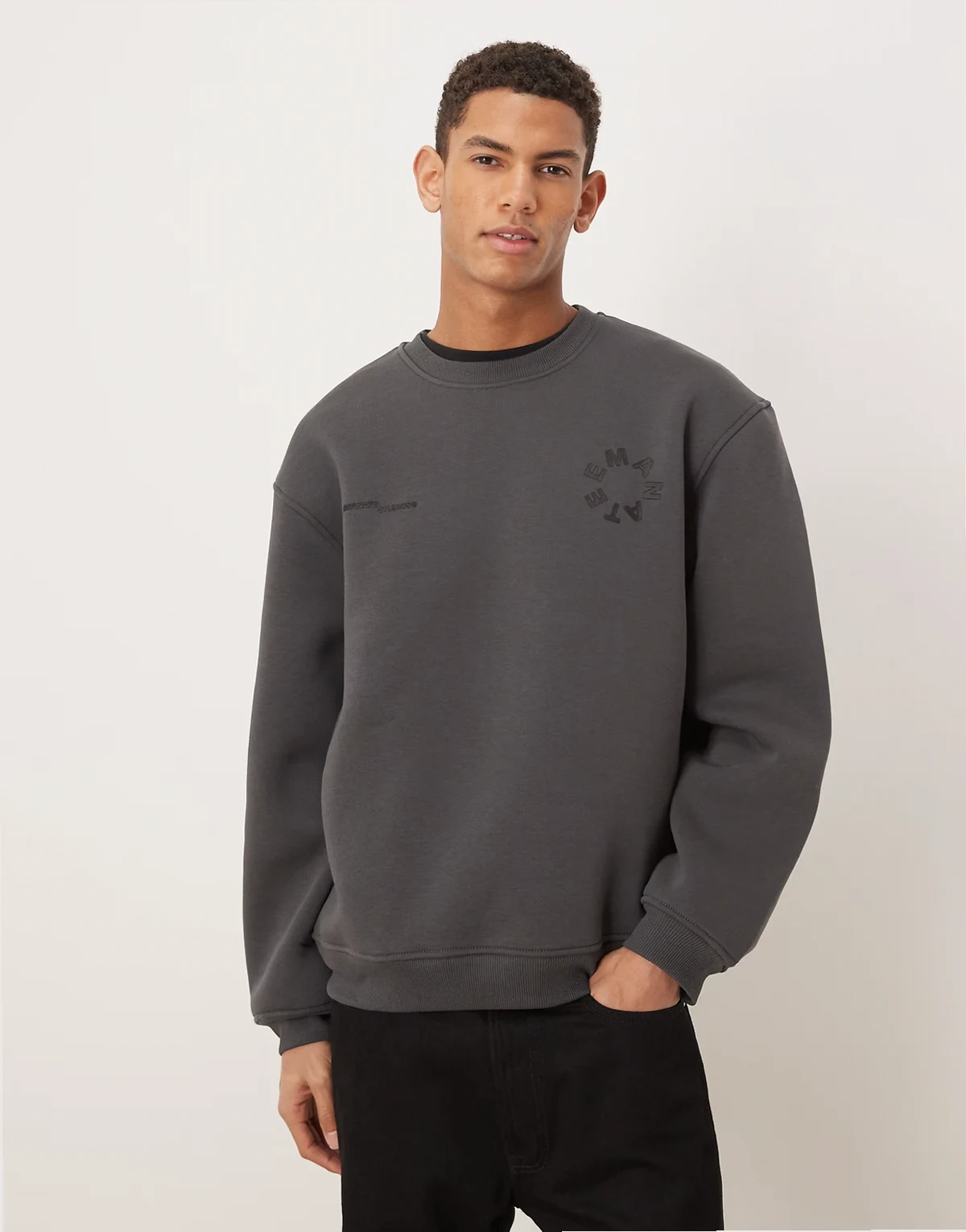 – Locker geschnittenes Sweatshirt in verwaschenem Schwarz mit Karomuster