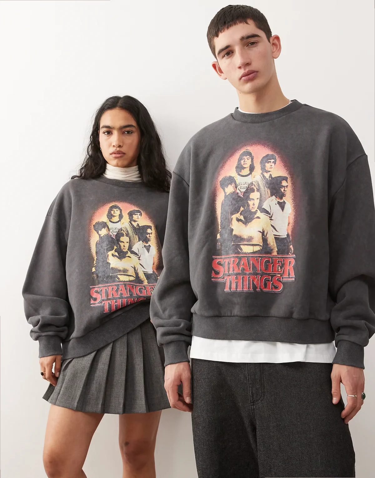 x Stranger – Unisex-Sweatshirt in verwaschenem Grau mit Oversize-Passform und Print