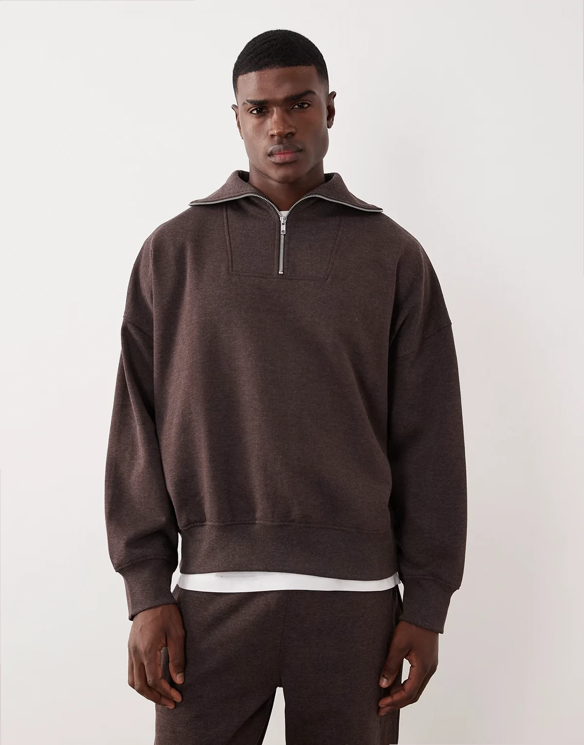 – Oversize-Sweatshirt in Braun meliert mit überschnittenen Schultern und kurzem Reißverschluss am Kragen