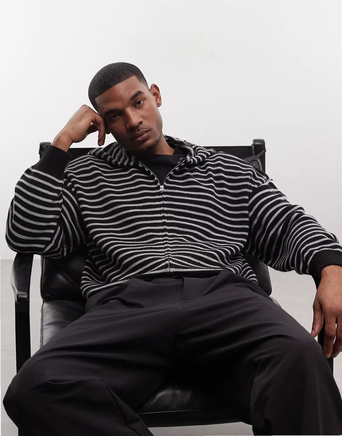 – Czarna pudełkowa bluza dzianinowa z kapturem zapinana na zamek we wzór w paski