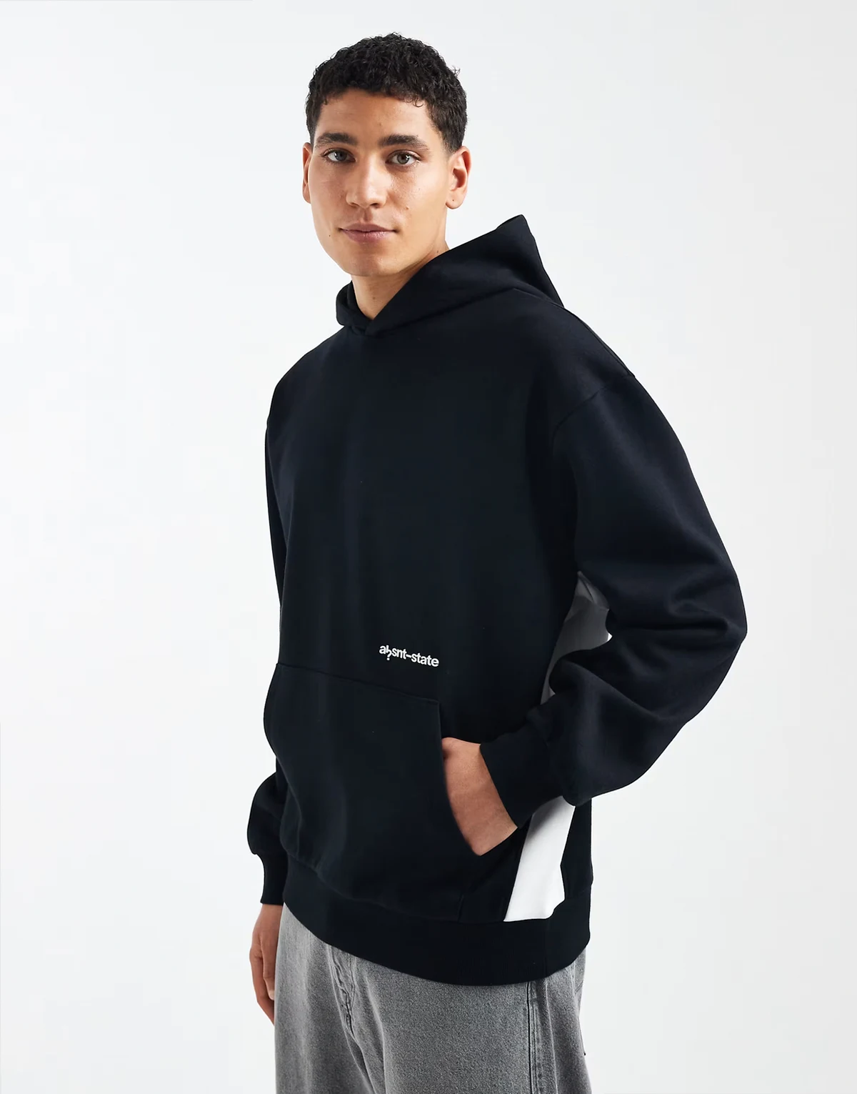 – Locker geschnittener Kapuzenpullover in Schwarz mit Print und seitlichen Einsätzen