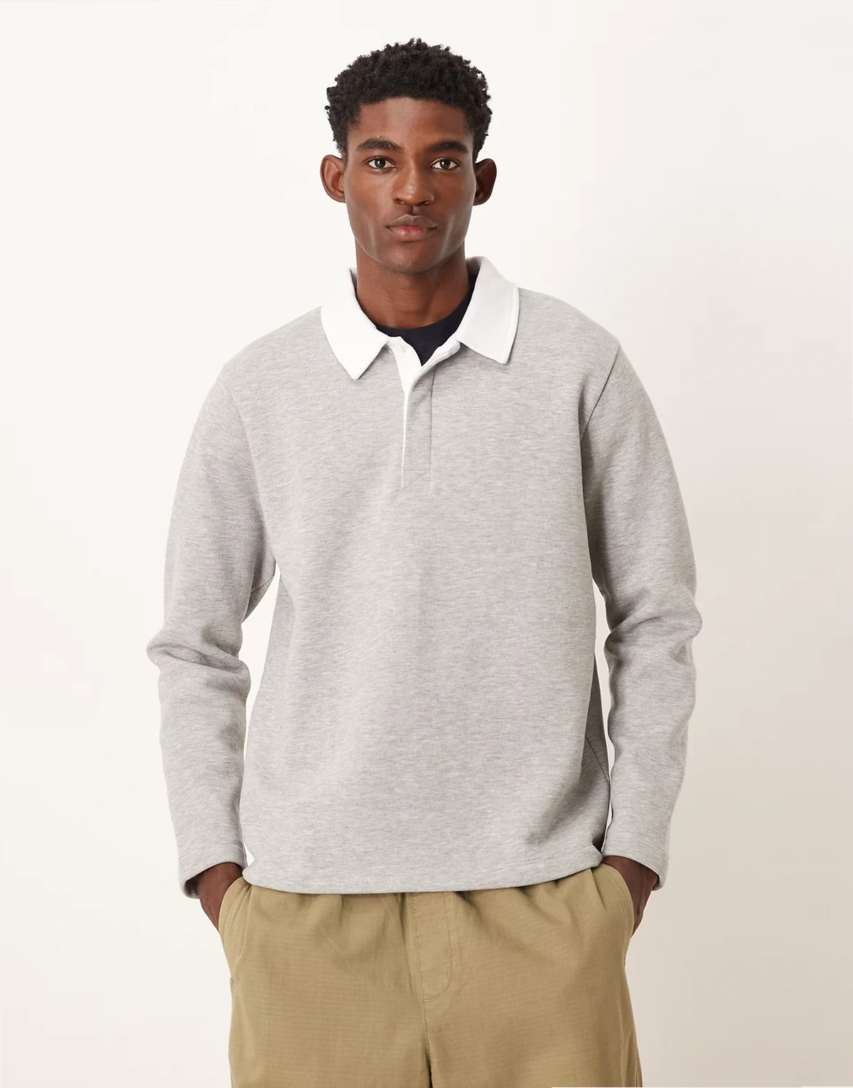 – Sweatshirt in Grau meliert mit kontrastierendem Polokragen