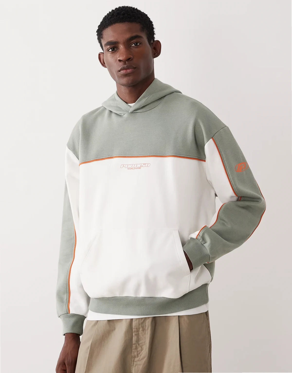 – Bedruckter Relaxed-Fit-Kapuzenpullover in Grün mit Patchwork-Einsätzen