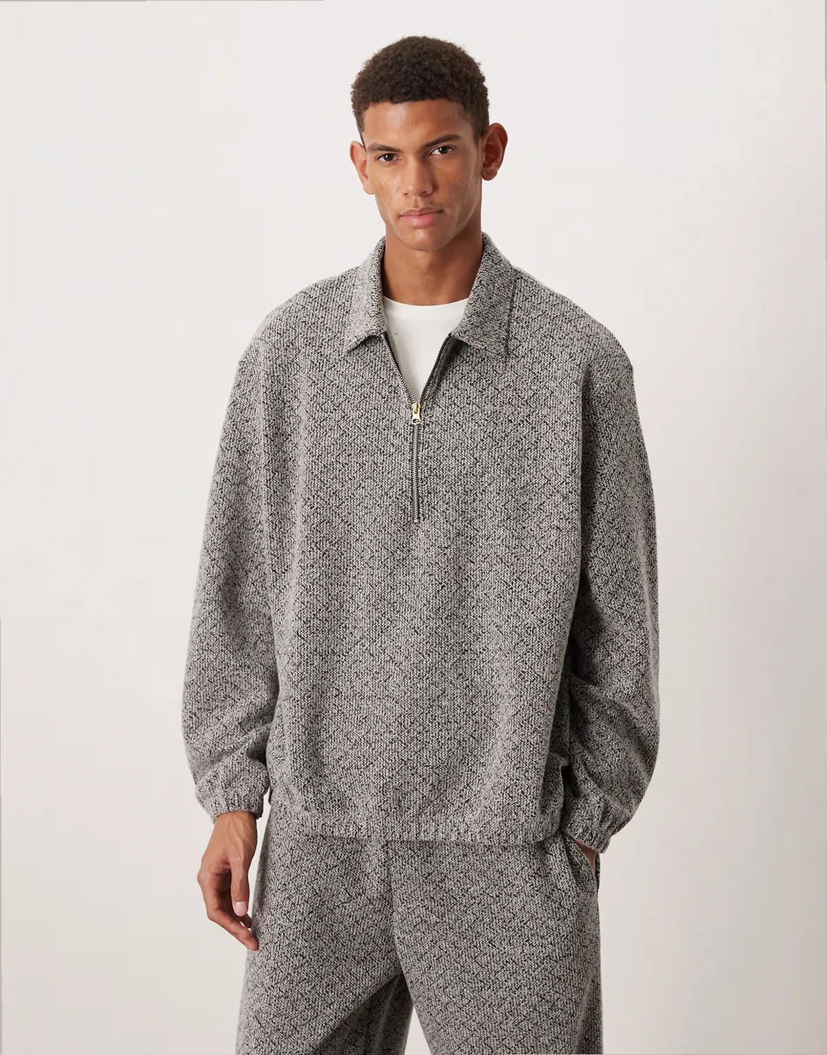 – Locker geschnittenes Set in Braun mit überschnittenen Schultern und kurzem Reißverschluss