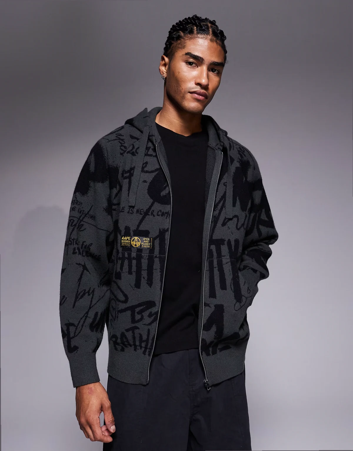 – Gestrickte Kapuzenjacke in Schwarz mit durchgehendem Graffiti-Print und Reißverschluss