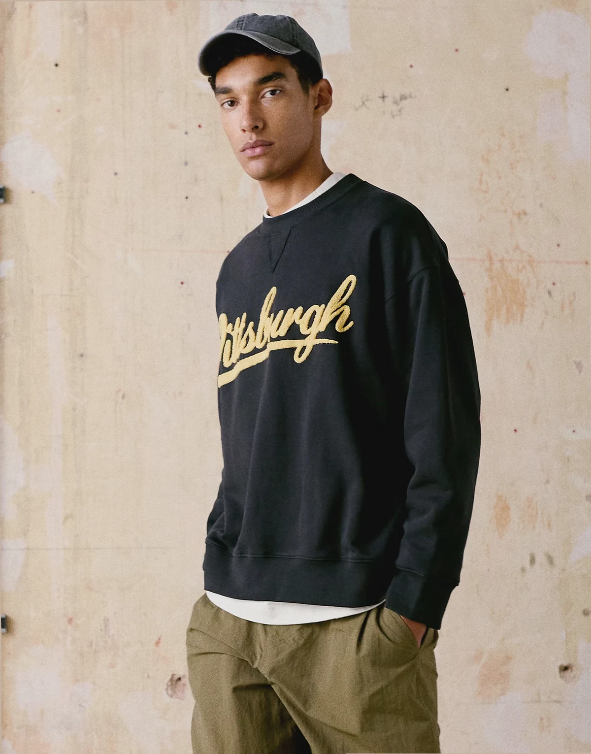 – Locker geschnittenes Sweatshirt in Schwarz mit Pittsburgh Chenille-Logo