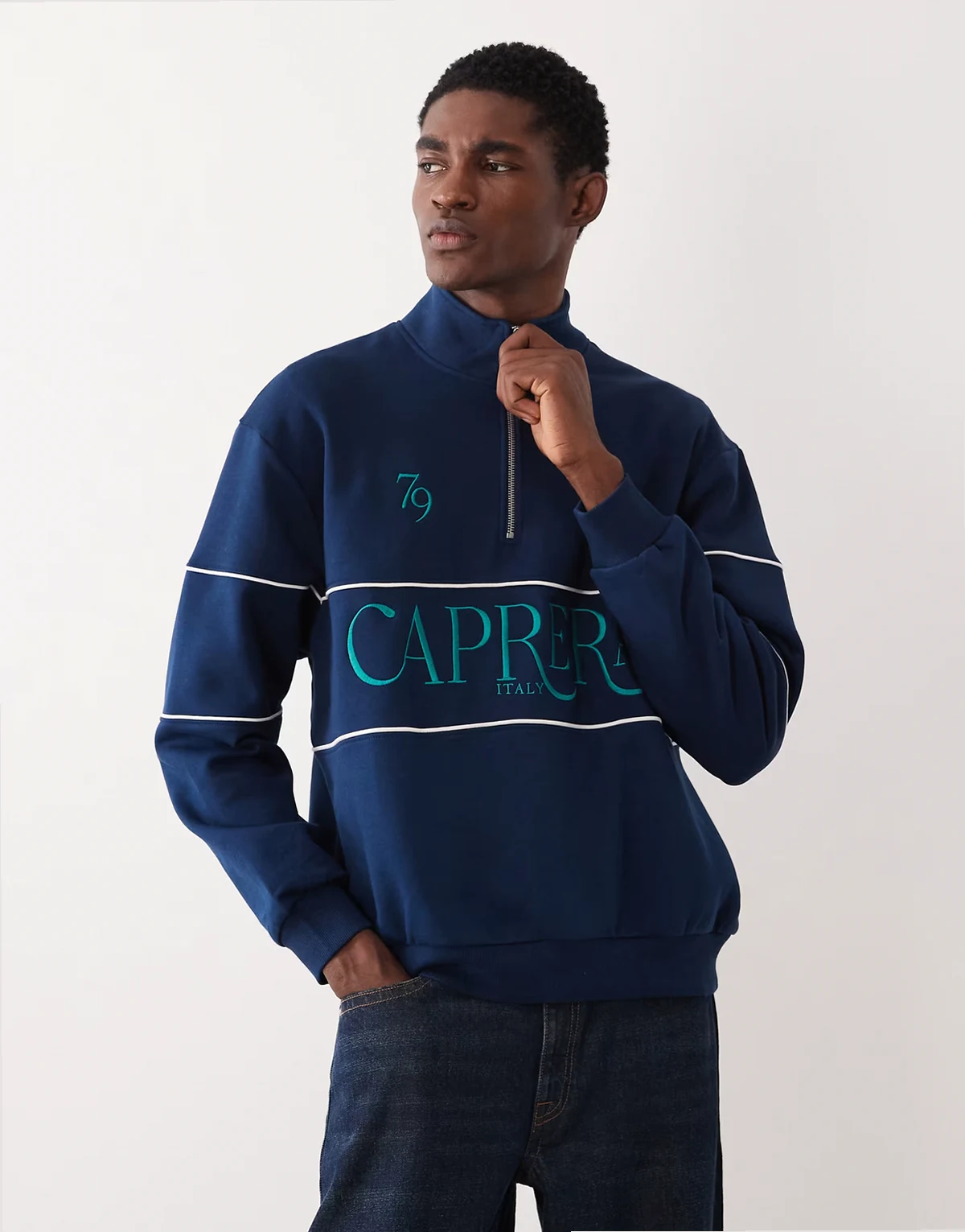 – Besticktes Relaxed-Fit-Sweatshirt in Marineblau mit kurzem Reißverschluss, Print und Paspelierung