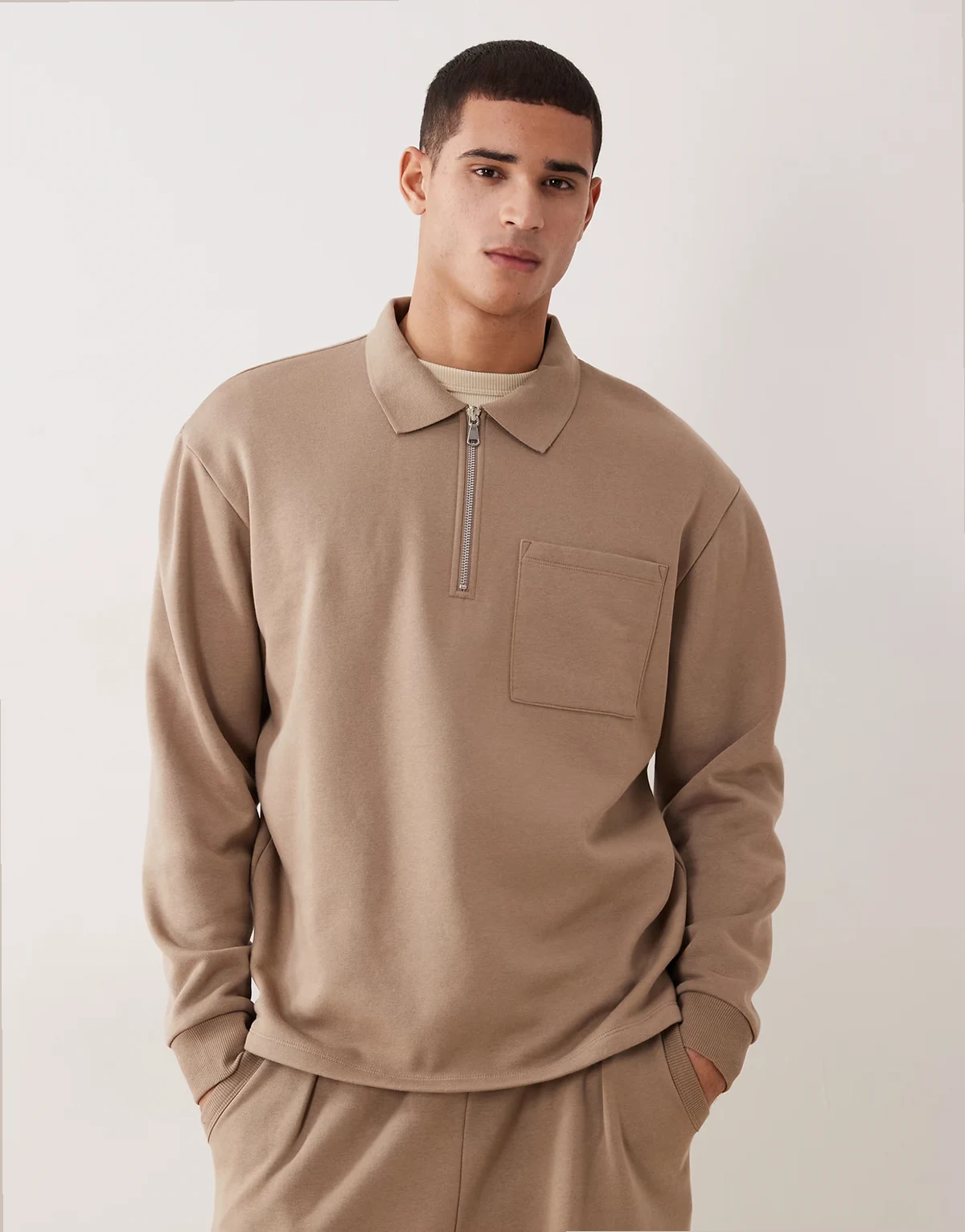 – Oversize-Sweatshirt in Beige mit kurzem Reißverschluss und geripptem Kragen