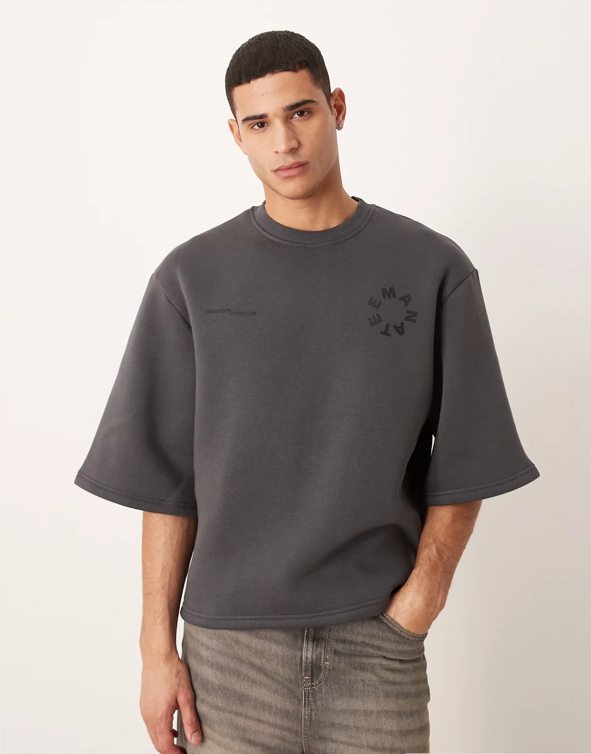 – Kurzärmliges Relaxed-Fit-Sweatshirt in verwaschenem Schwarz mit Print