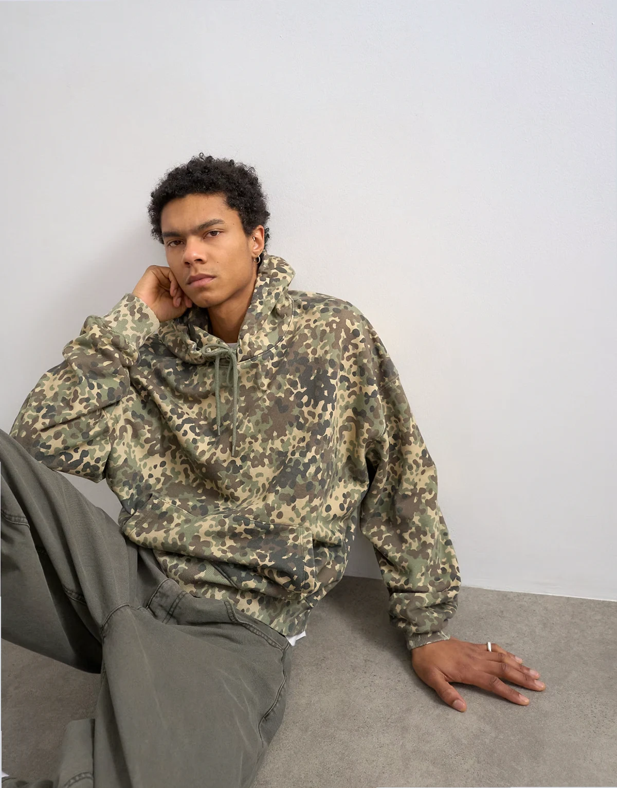 – Schwerer Oversize-Kapuzenpullover mit Military-Muster in Grün