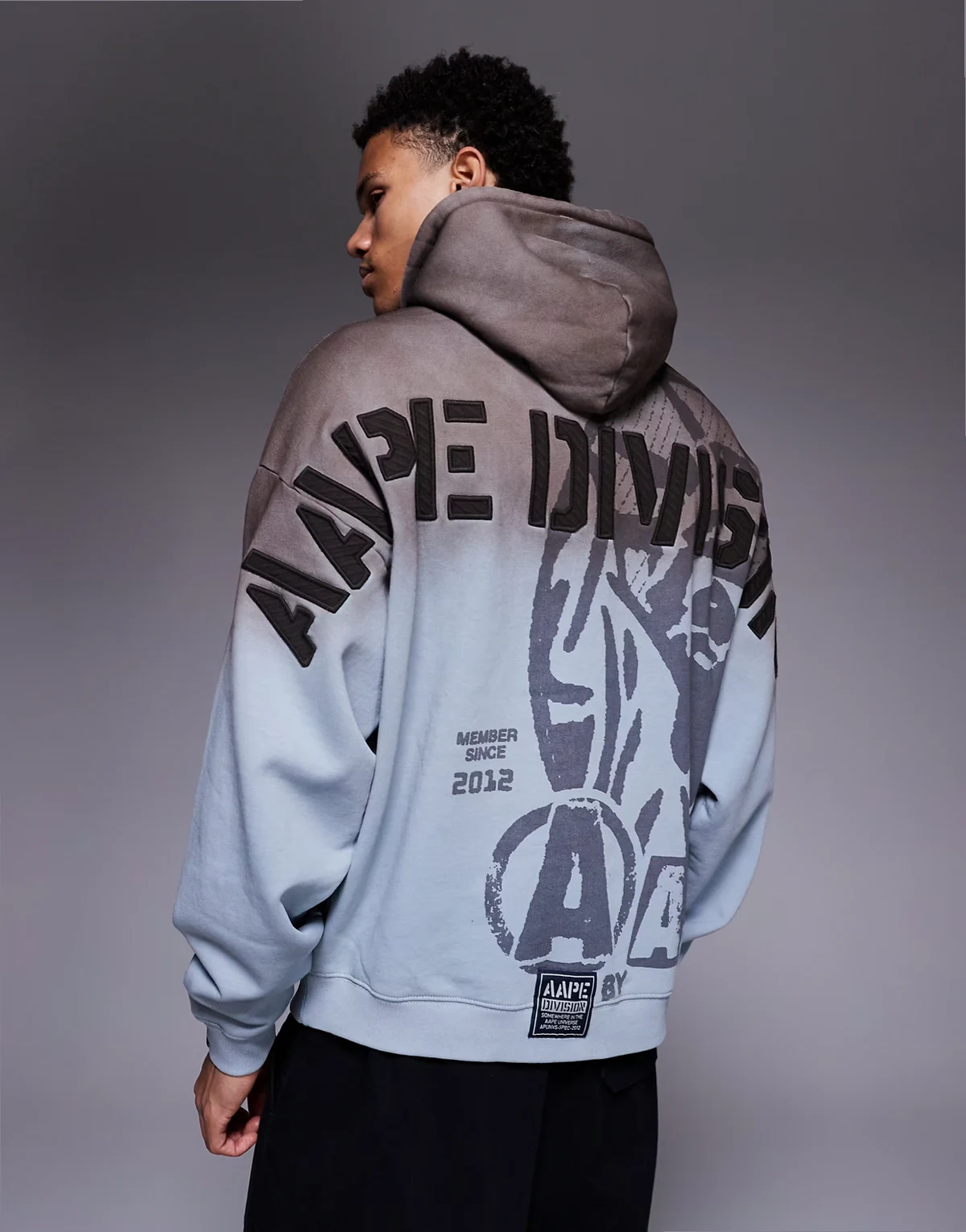 AAPE By A Bathing Ape – Zakładana przez głowę bluza oversize z kapturem w spranym niebieskim kolorze z haftowanym wzorem na plecach