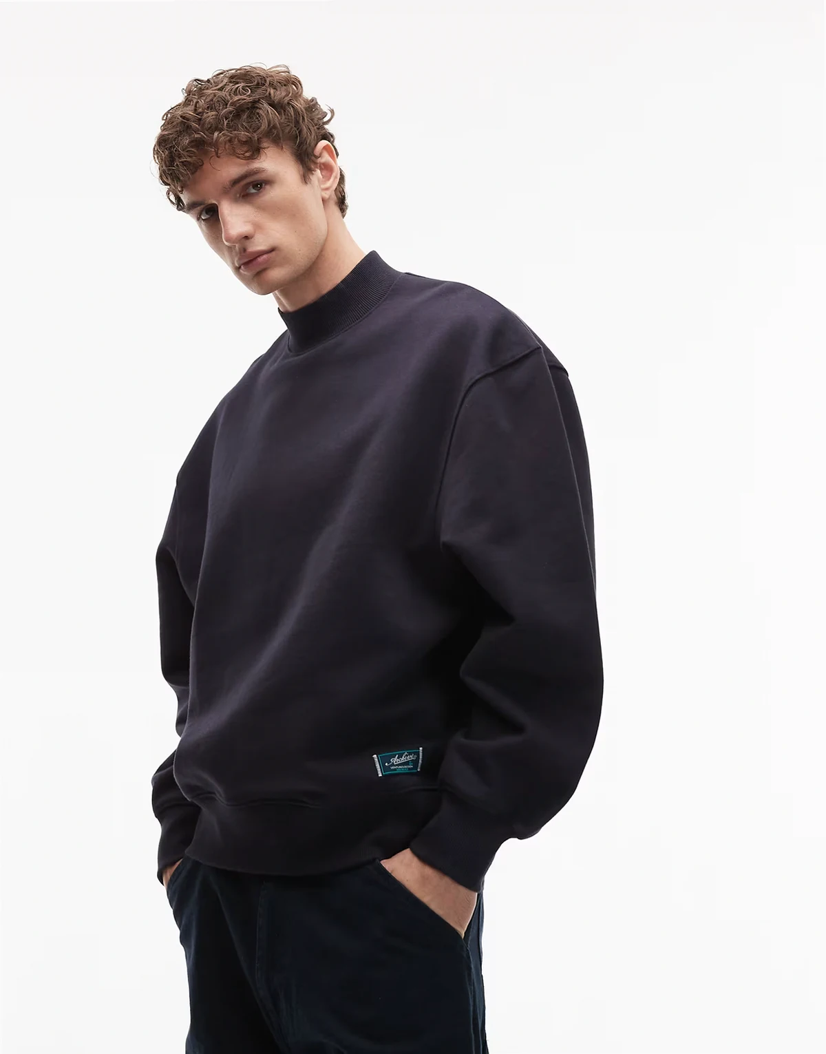 – Granatowa gruba bluza oversize o gramaturze 400 g/m² z golfem i naszywką z tkaniny