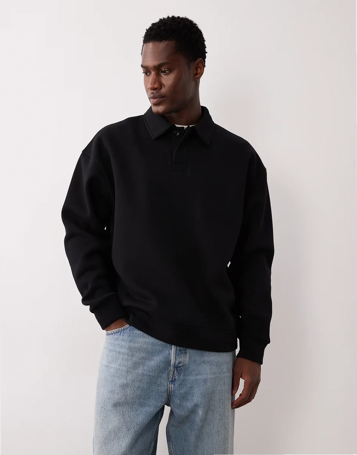 – Czarna bluza dresowa oversize z kołnierzykiem polo