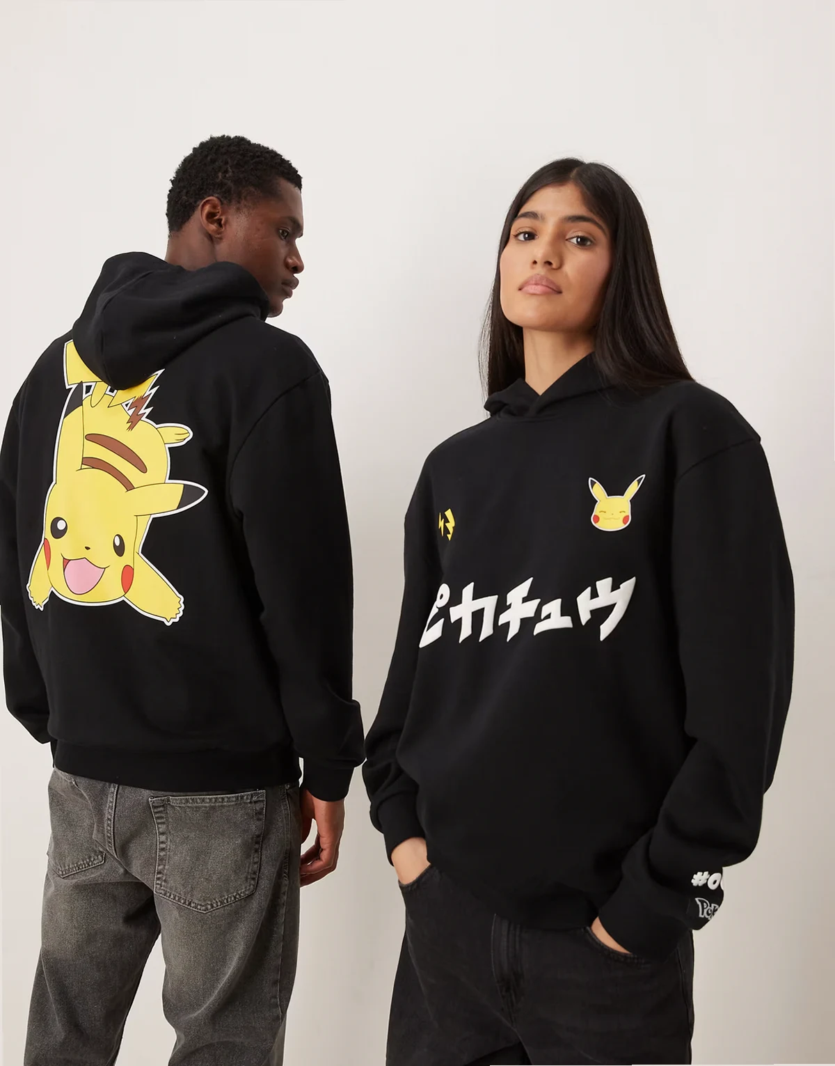 – Locker geschnittener Unisex-Kapuzenpullover in Schwarz mit Pokémon-Pikachu-Print