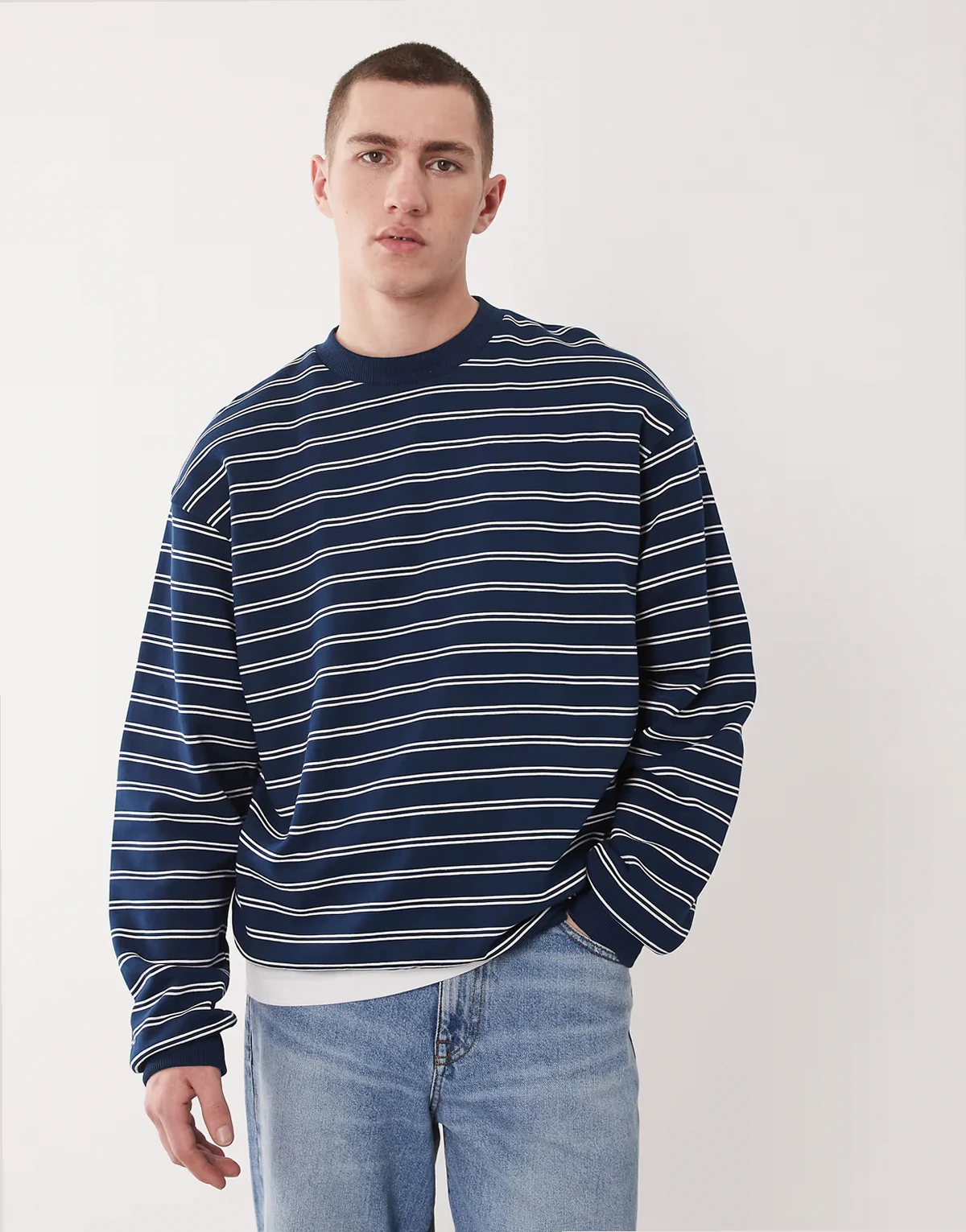 – Relaxed-Fit-Sweatshirt in Marineblau gestreift