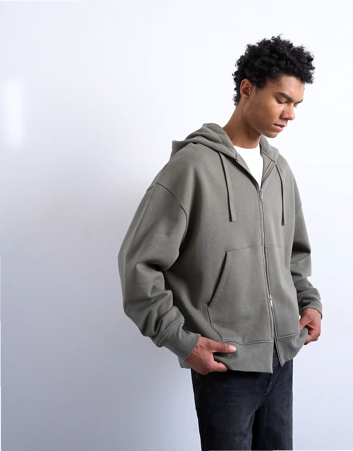 – Oliwkowa gruba bluza z kapturem oversize zapinana na zamek